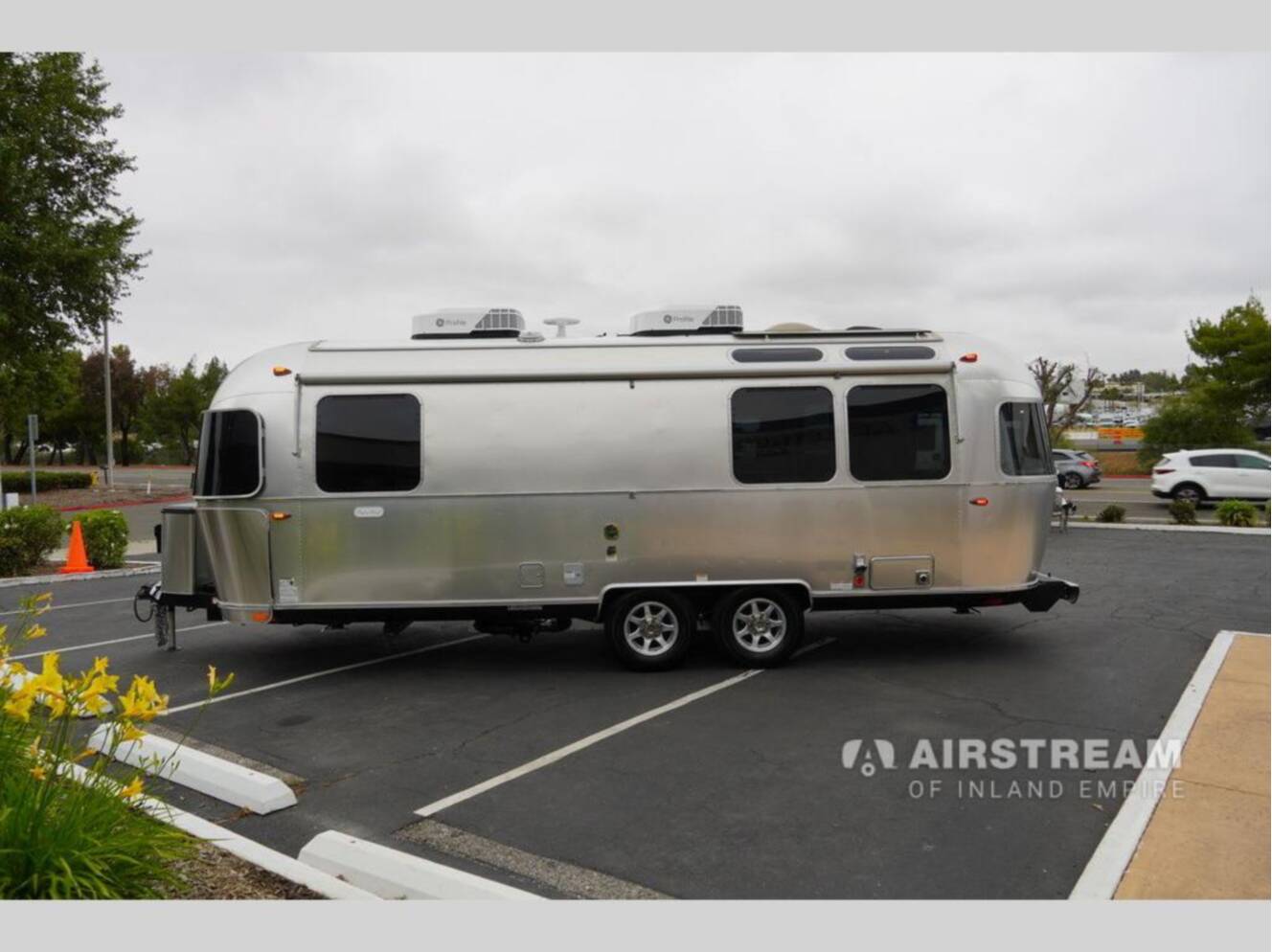 A photo of this 2026 Airstream Flying Cloud 25FBQ Hatch