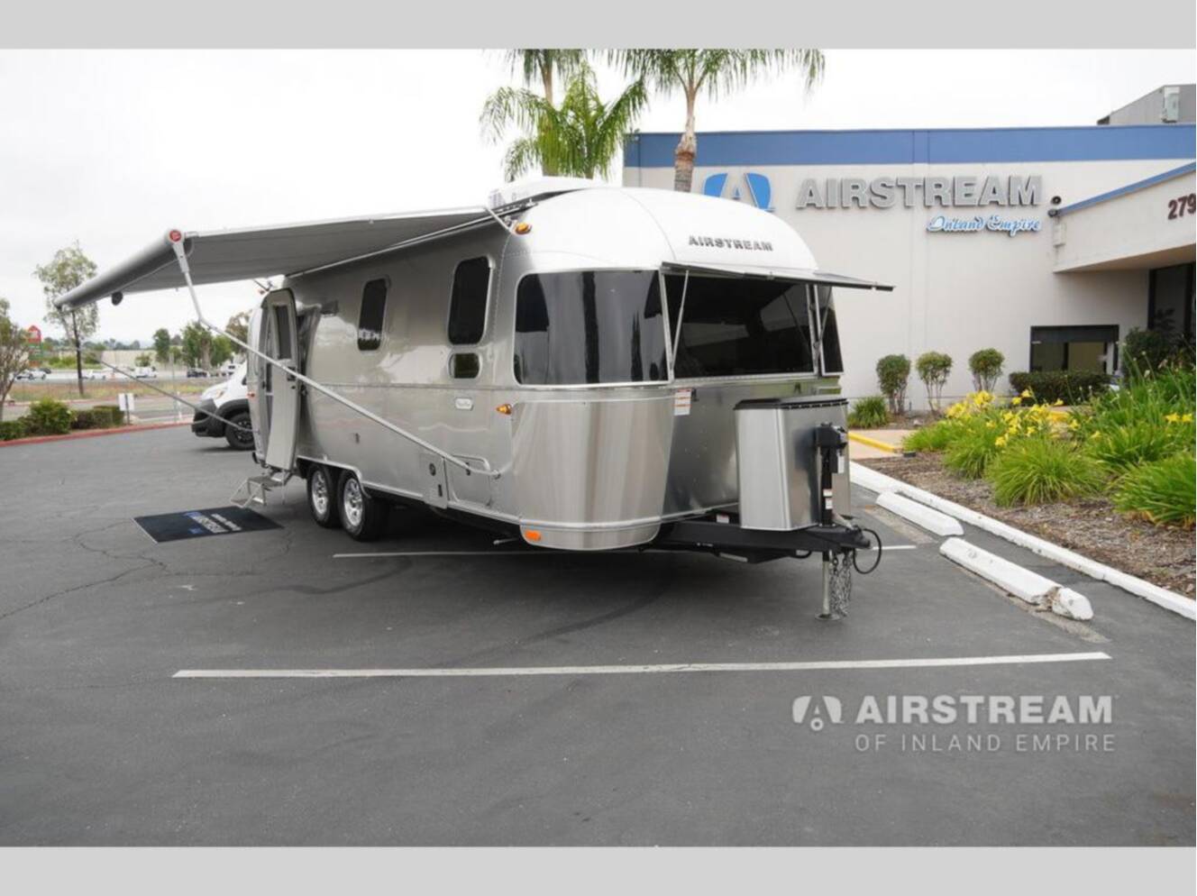 A photo of this 2026 Airstream Flying Cloud 25FBQ Hatch