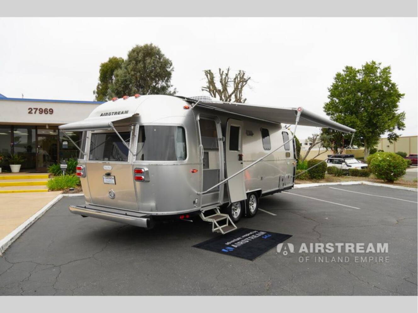 A photo of this 2026 Airstream Flying Cloud 25FBQ Hatch