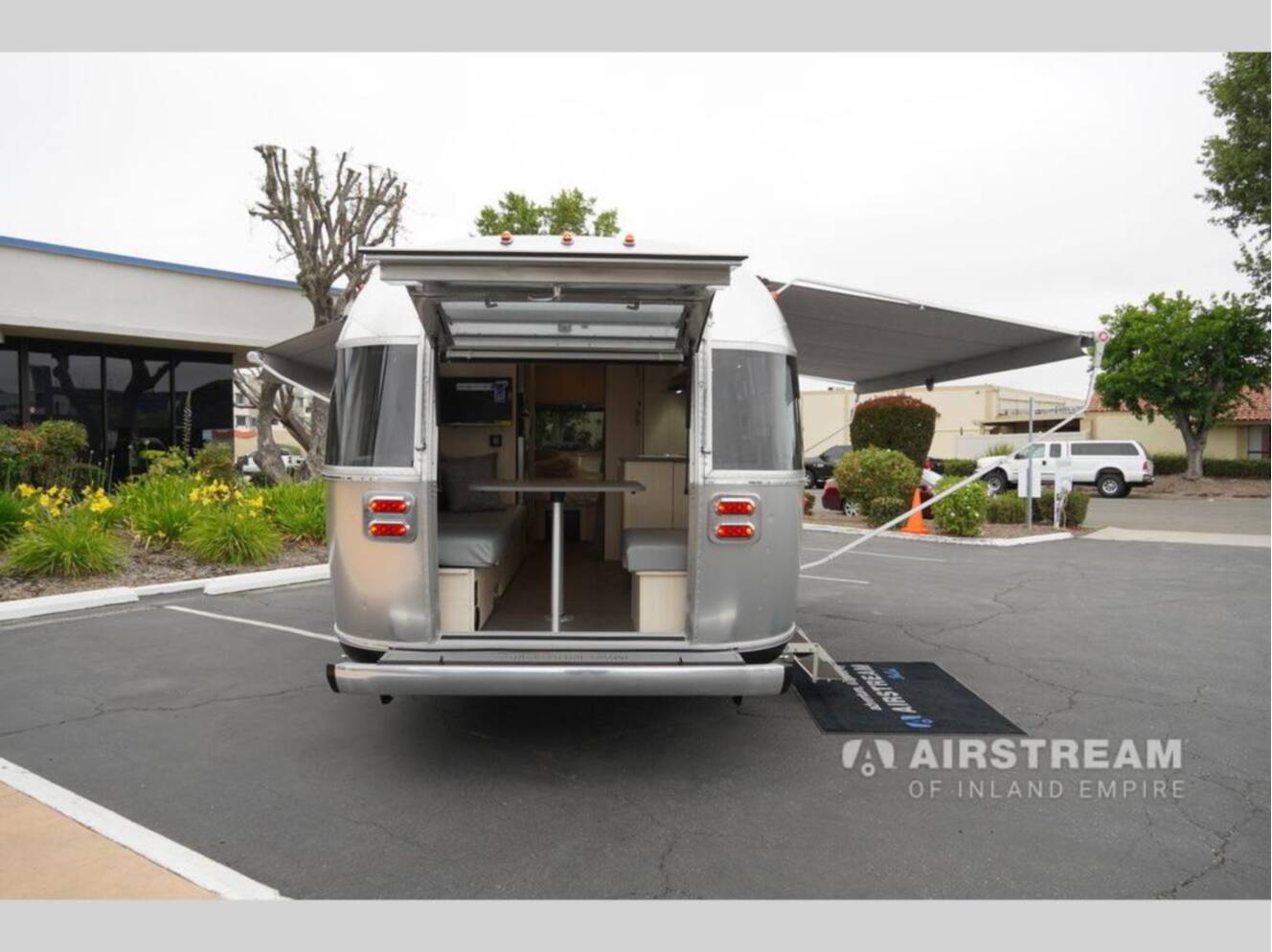 A photo of this 2026 Airstream Flying Cloud 25FBQ Hatch