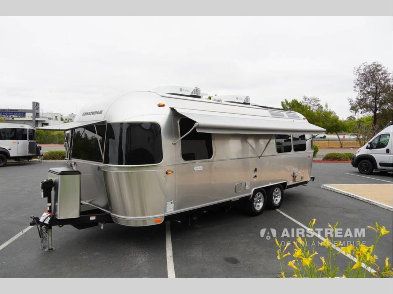 A photo of this 2026 Airstream Flying Cloud 25FBQ Hatch