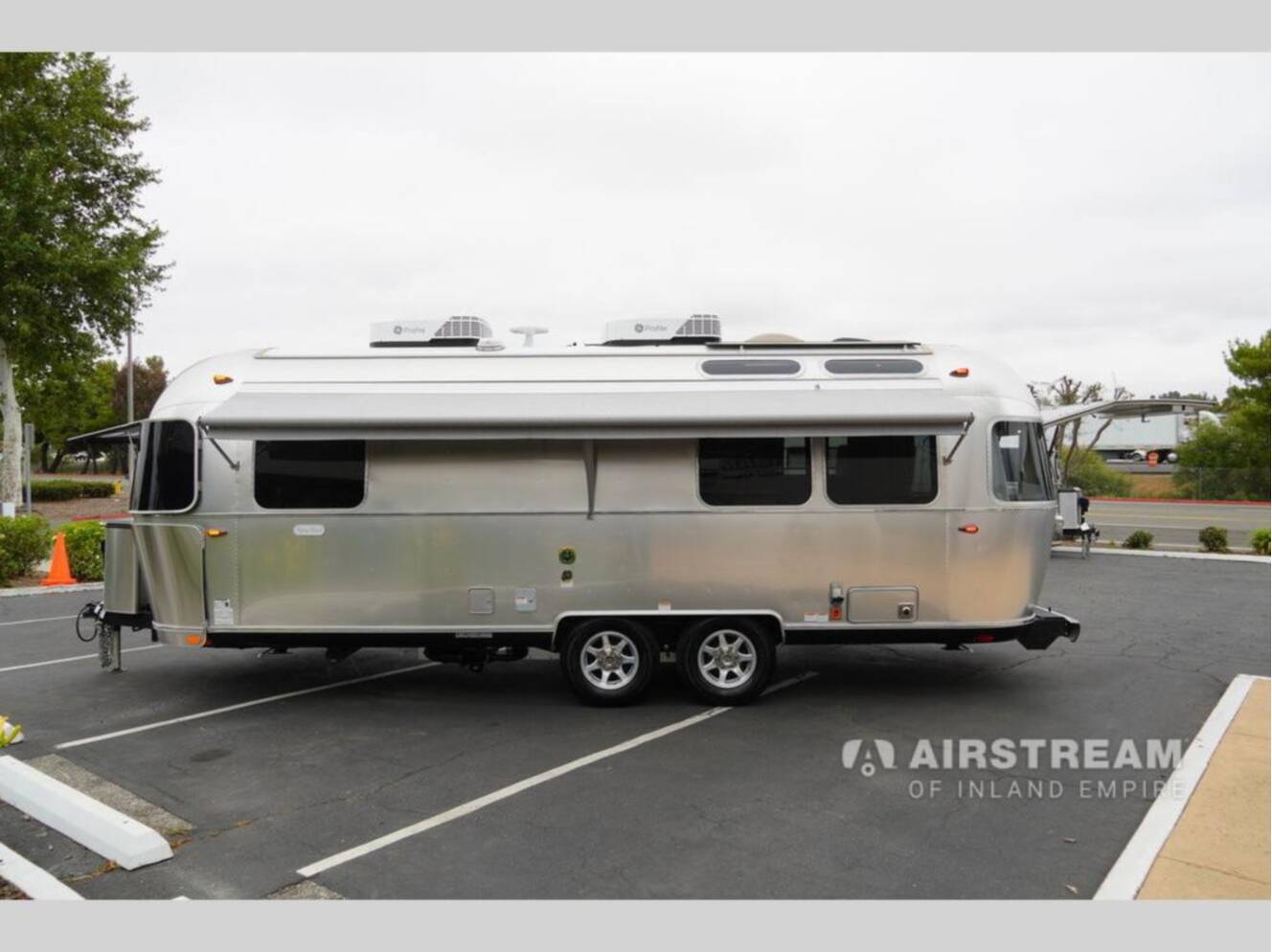 A photo of this 2026 Airstream Flying Cloud 25FBQ Hatch