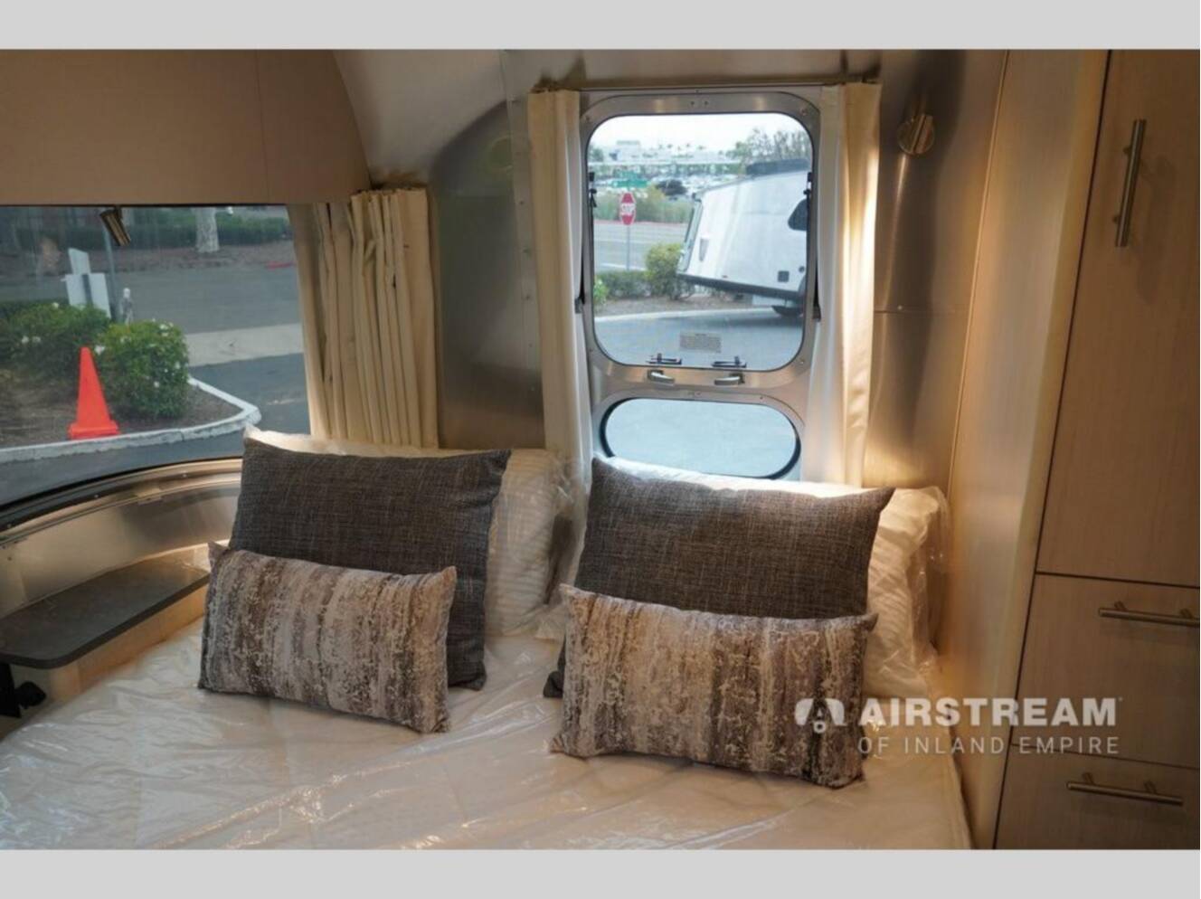 A photo of this 2026 Airstream Flying Cloud 25FBQ Hatch