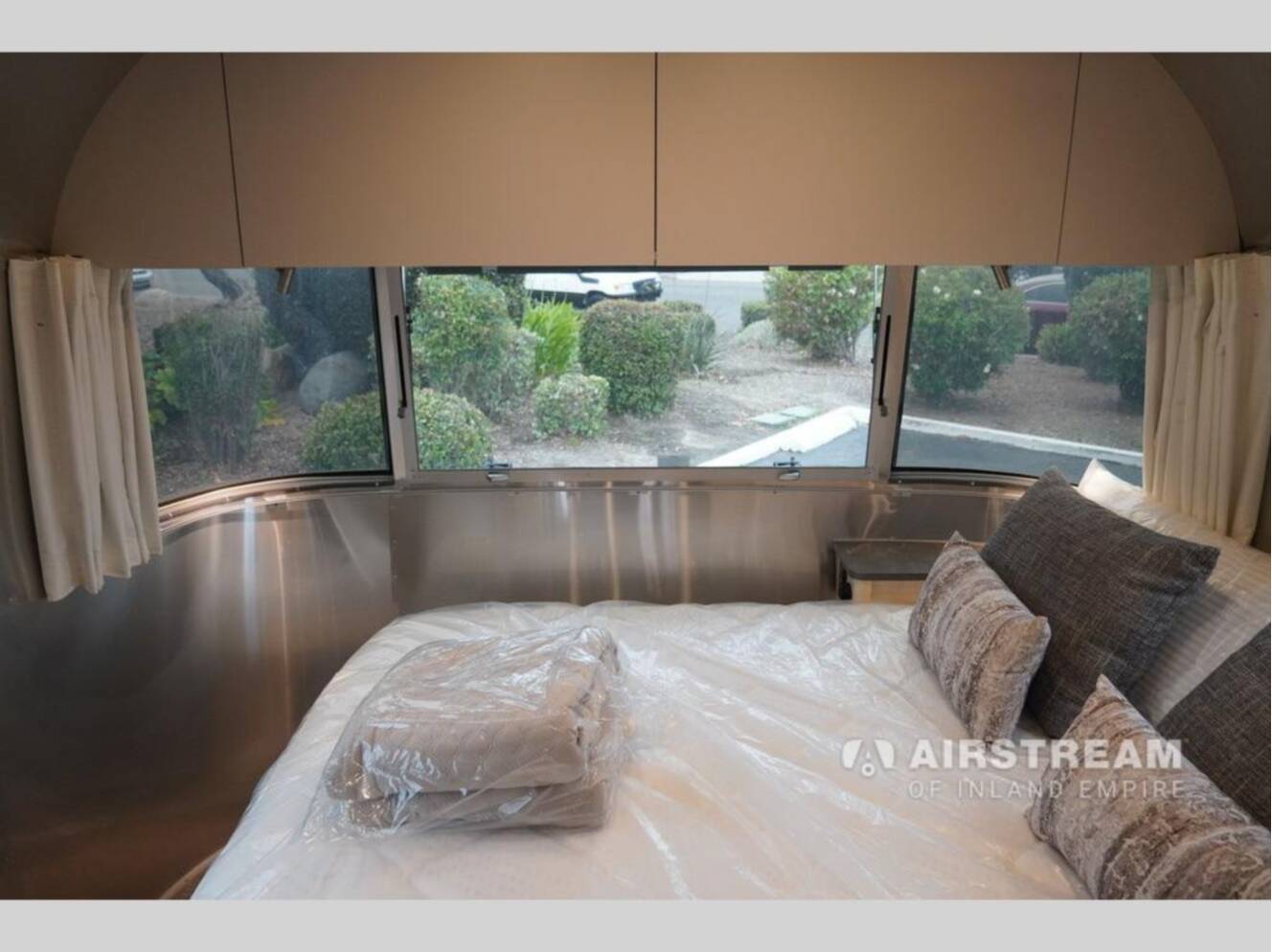 A photo of this 2026 Airstream Flying Cloud 25FBQ Hatch