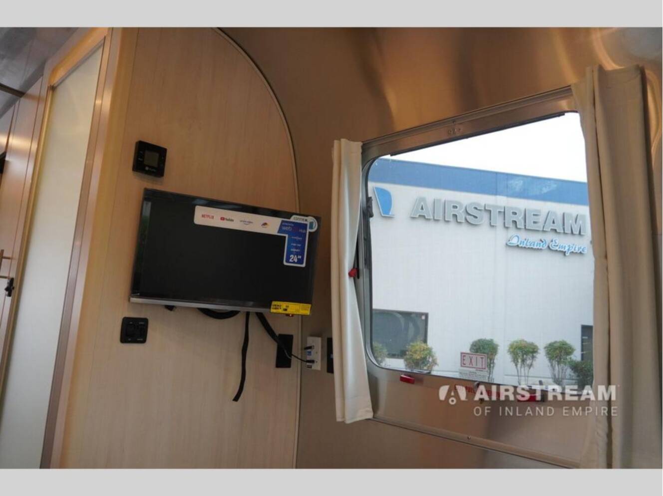 A photo of this 2026 Airstream Flying Cloud 25FBQ Hatch