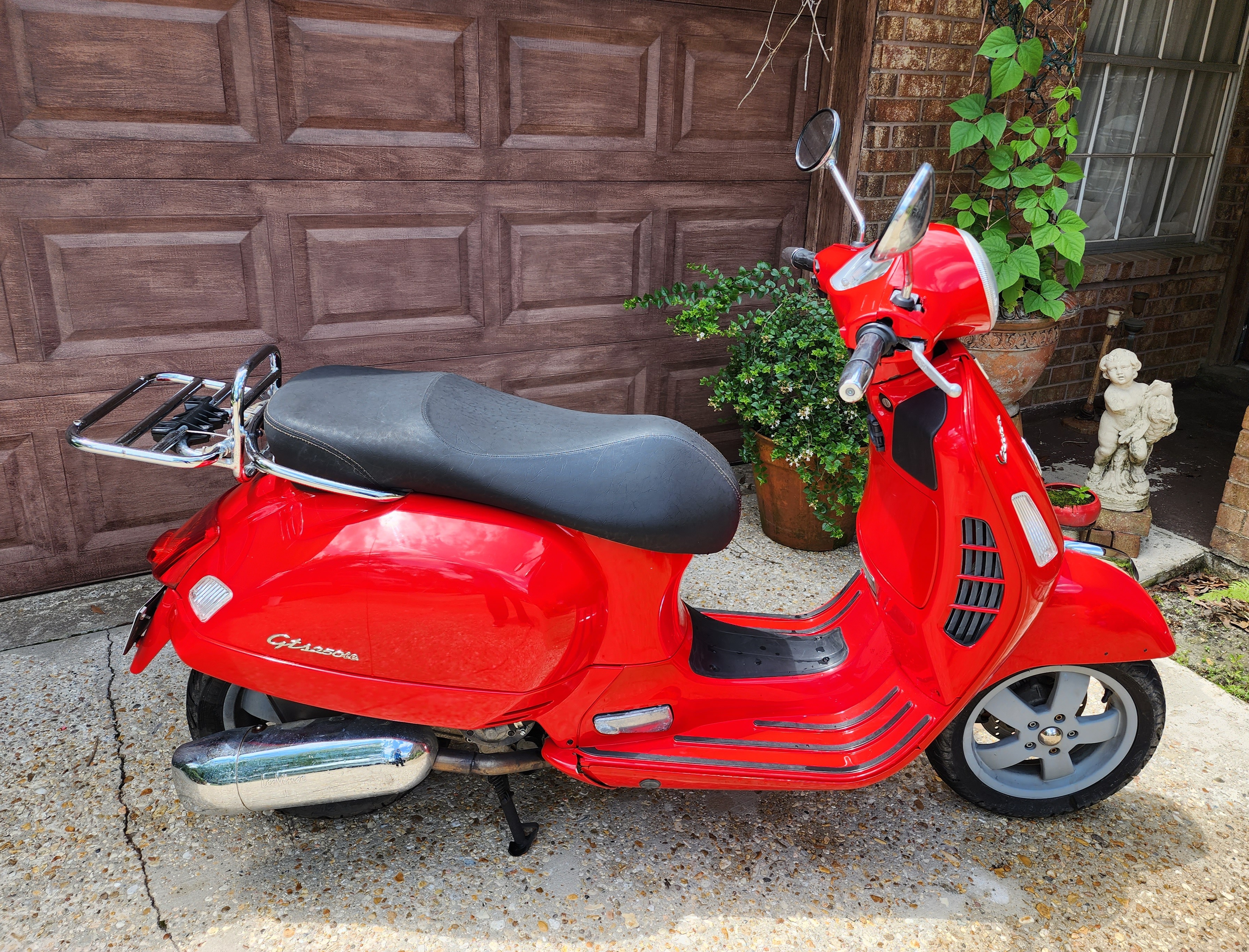 2009 Vespa GTS 250 Classic / Vintage motorcycle