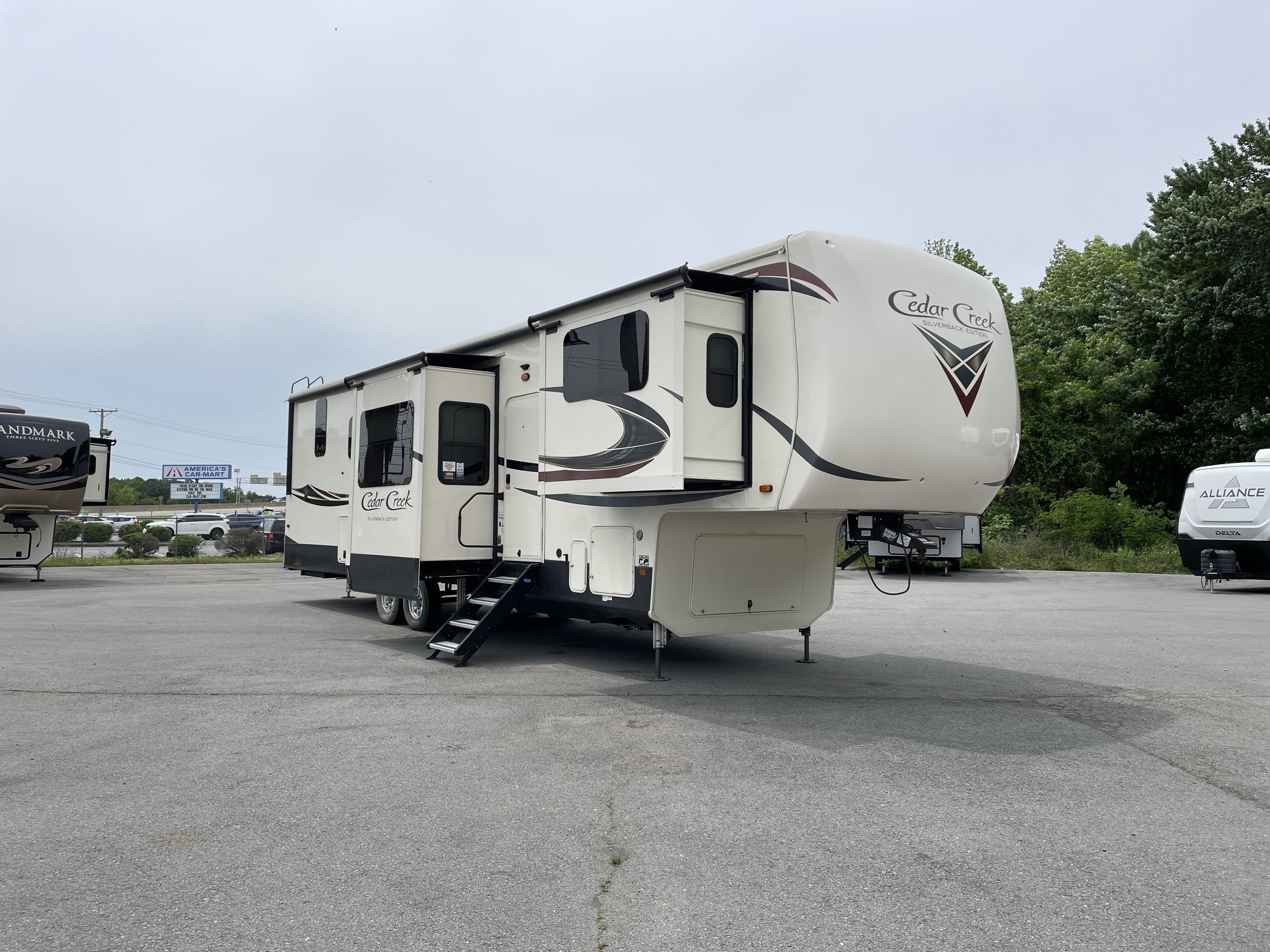 2021 Forest River CEDAR CREEK SILVERBACK 37FLB RV