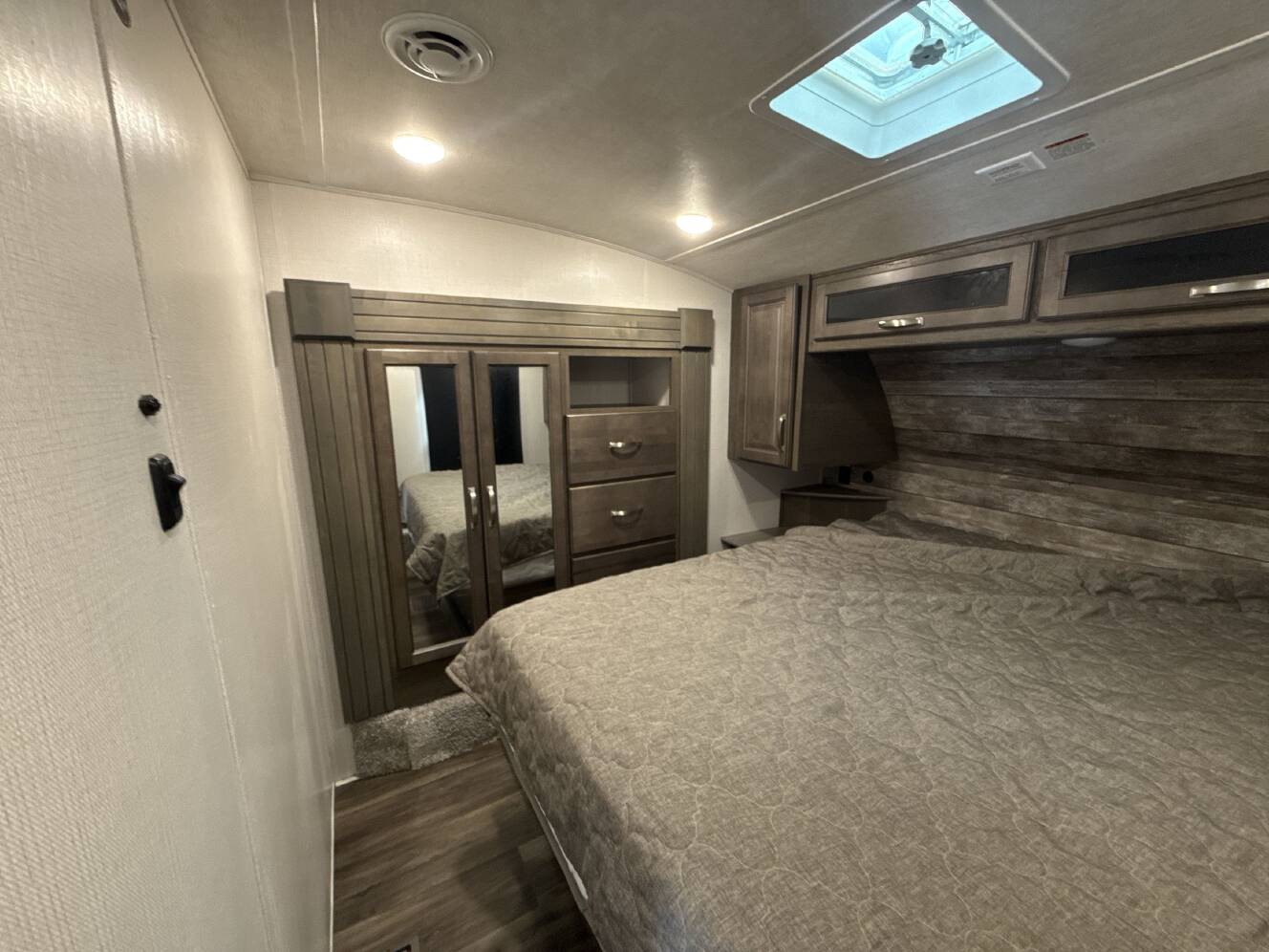 A photo of this 2023 Keystone COUGAR 29RLI