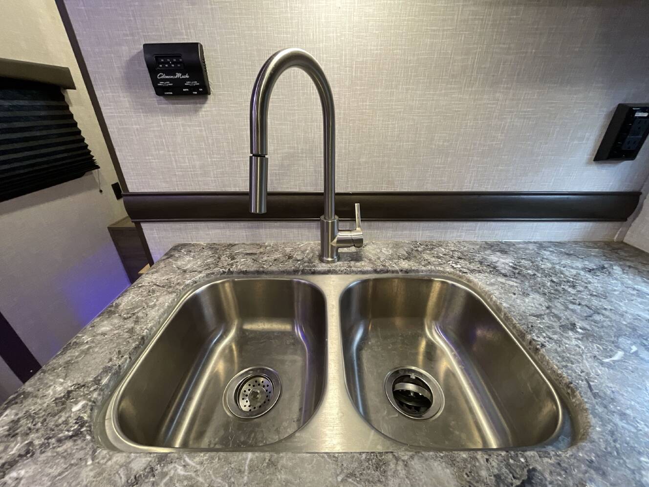 A photo of this 2022 Crossroads ZINGER 280BH