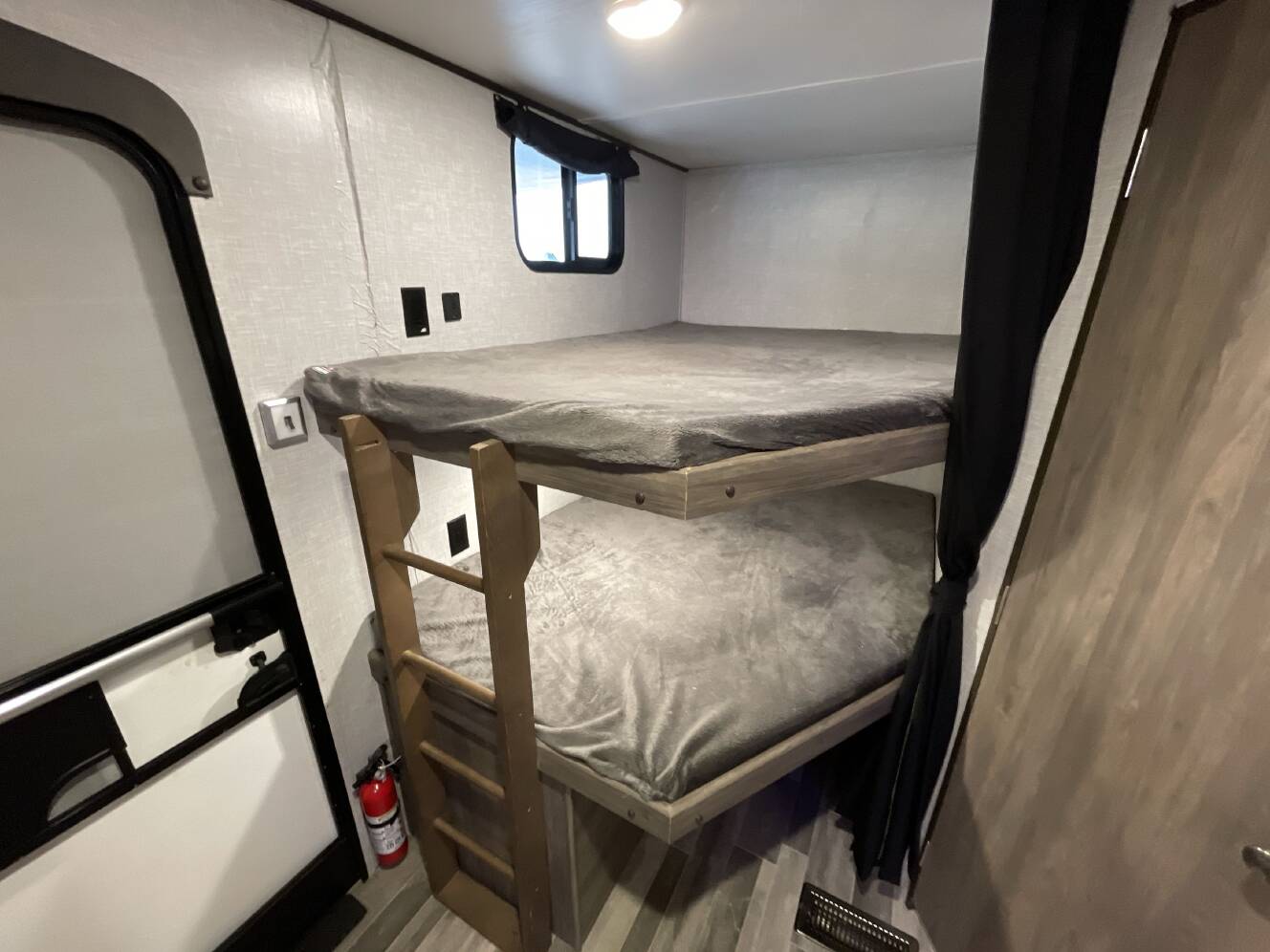 A photo of this 2022 Crossroads ZINGER 280BH