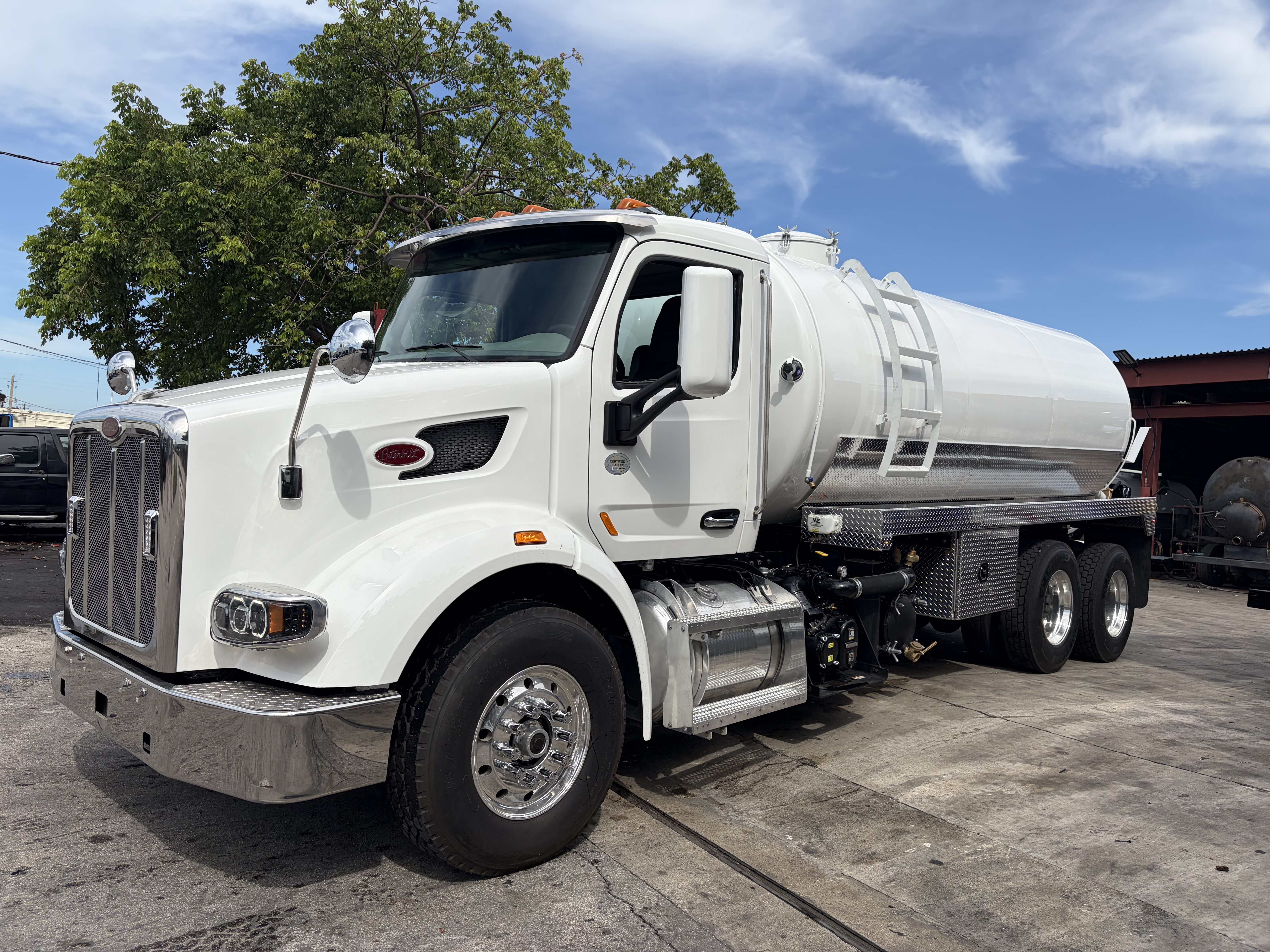 2021 PETERBILT 567 in Hialeah, FL