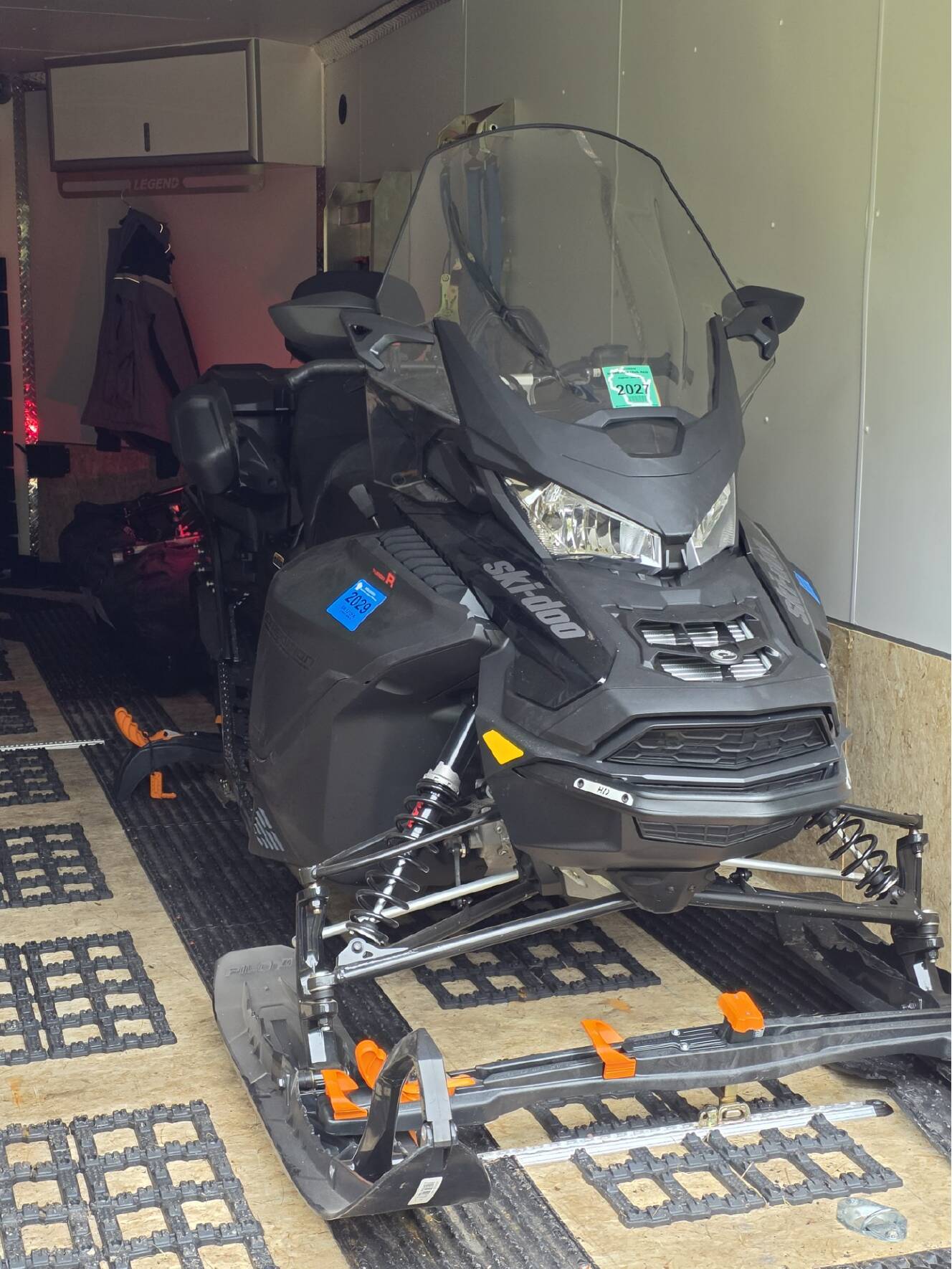 A photo of this 2024 Ski-Doo EXPEDITION SE 900 ACE TURBO R 154 1.8