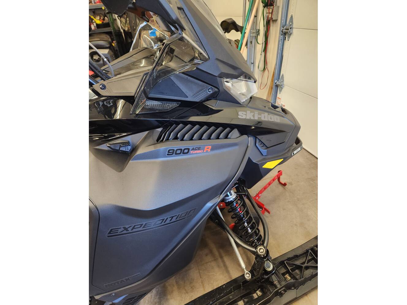 A photo of this 2024 Ski-Doo EXPEDITION SE 900 ACE TURBO R 154 1.8