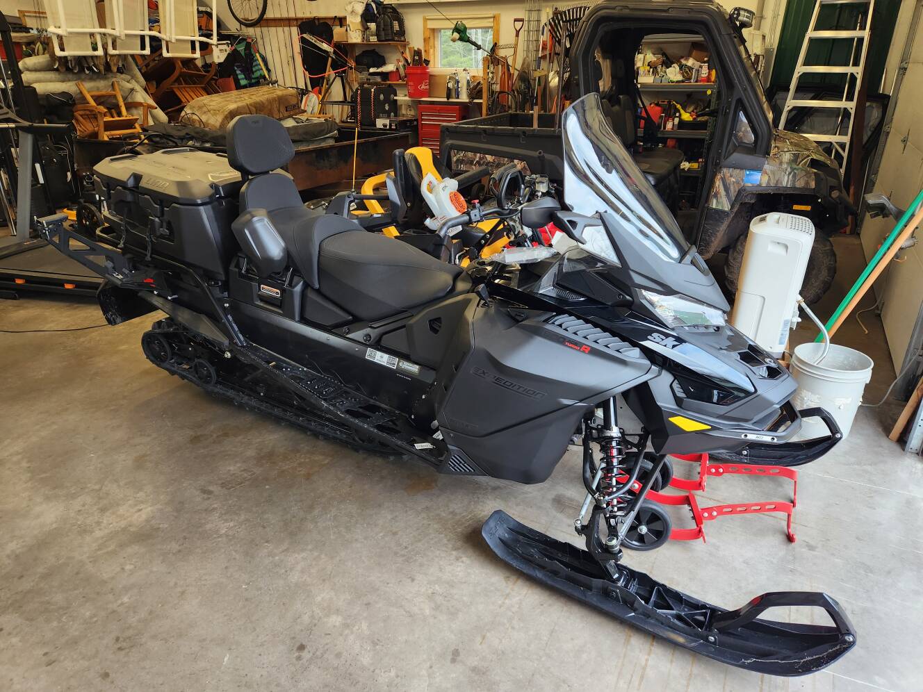 A photo of this 2024 Ski-Doo EXPEDITION SE 900 ACE TURBO R 154 1.8