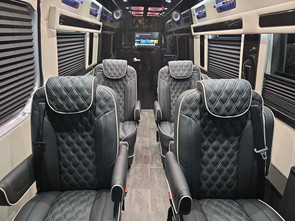 2027 Ultimate Toys COACH 170 STD in loveland OH