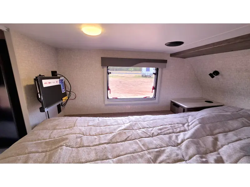 2027 Lance Lance 825