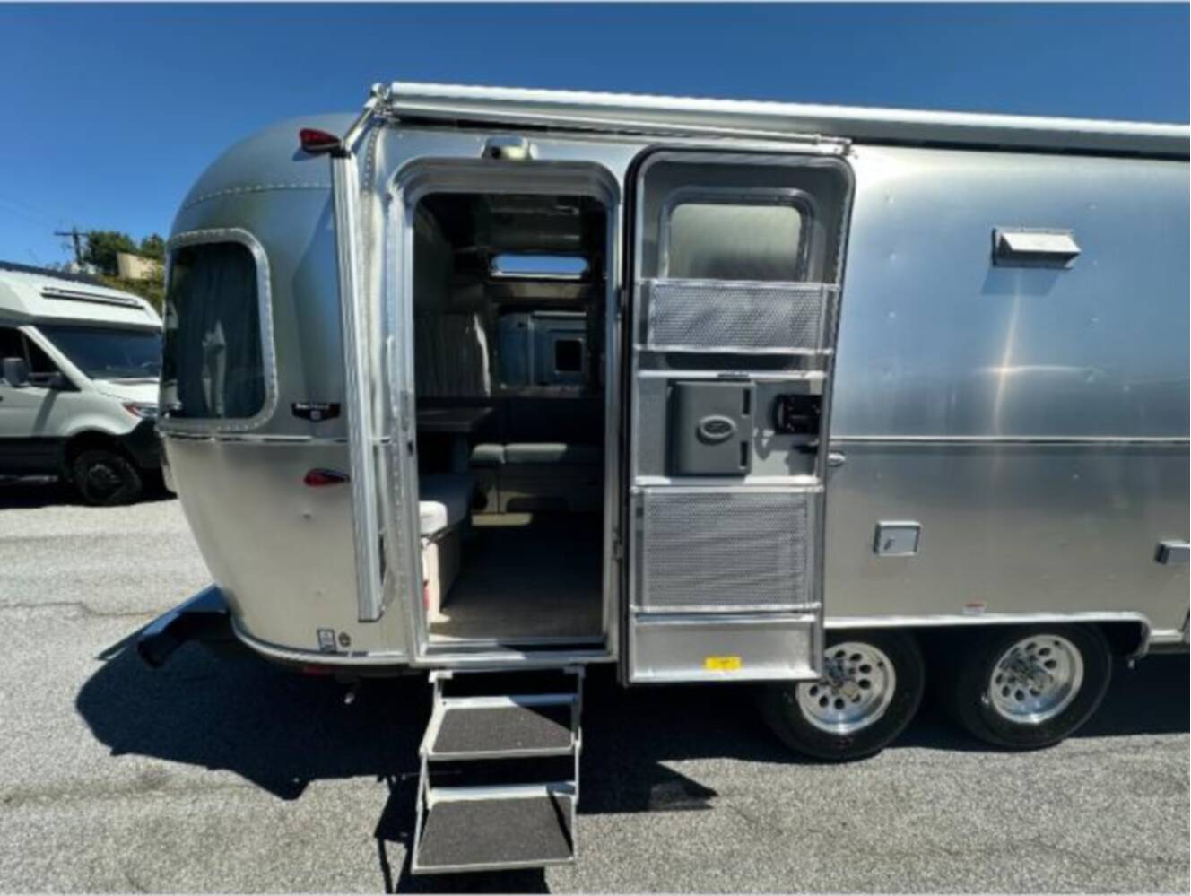 A photo of this 2026 Airstream Globetrotter 27FB Twin