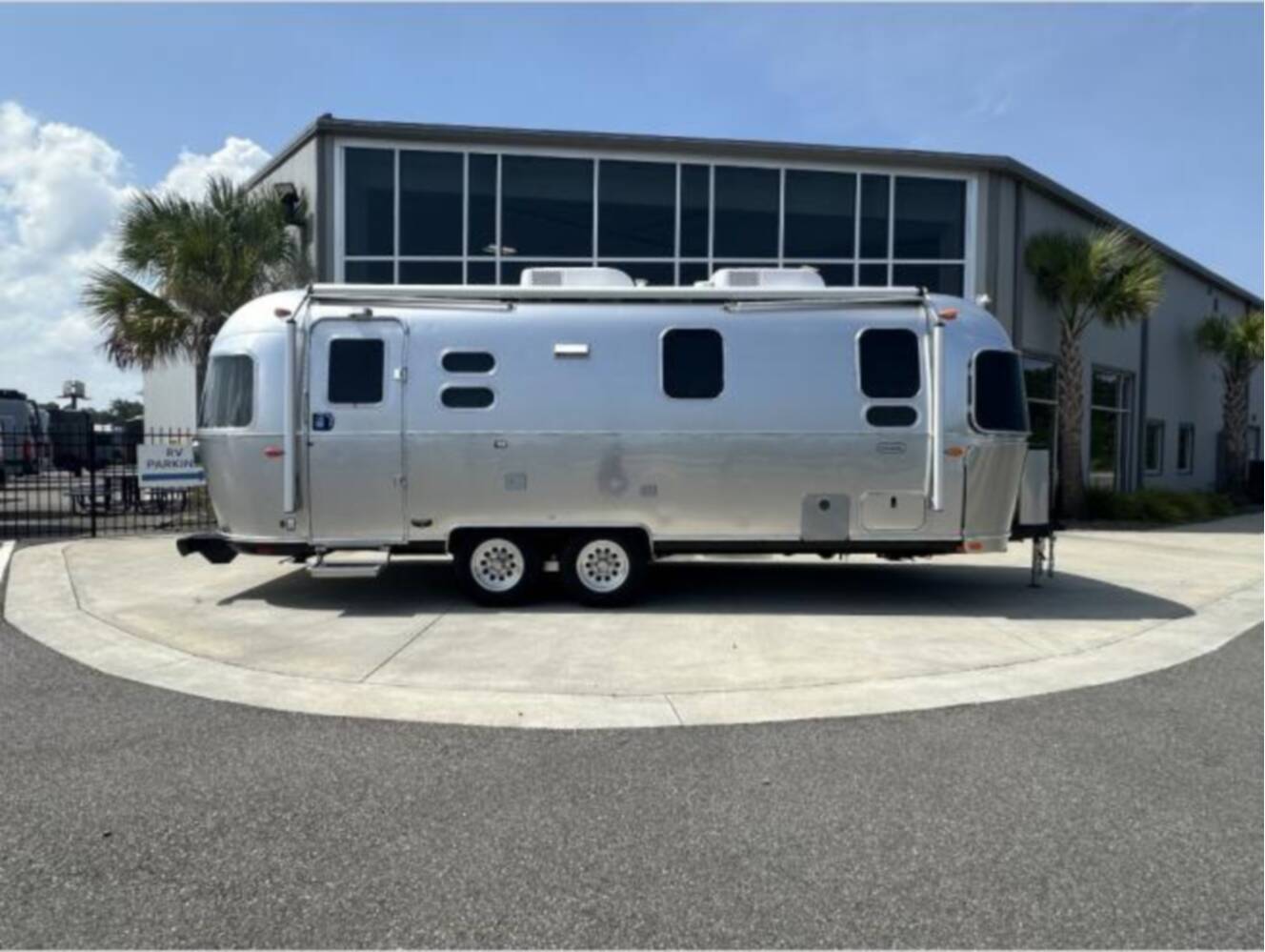 A photo of this 2027 Airstream Globetrotter 25FB Twin