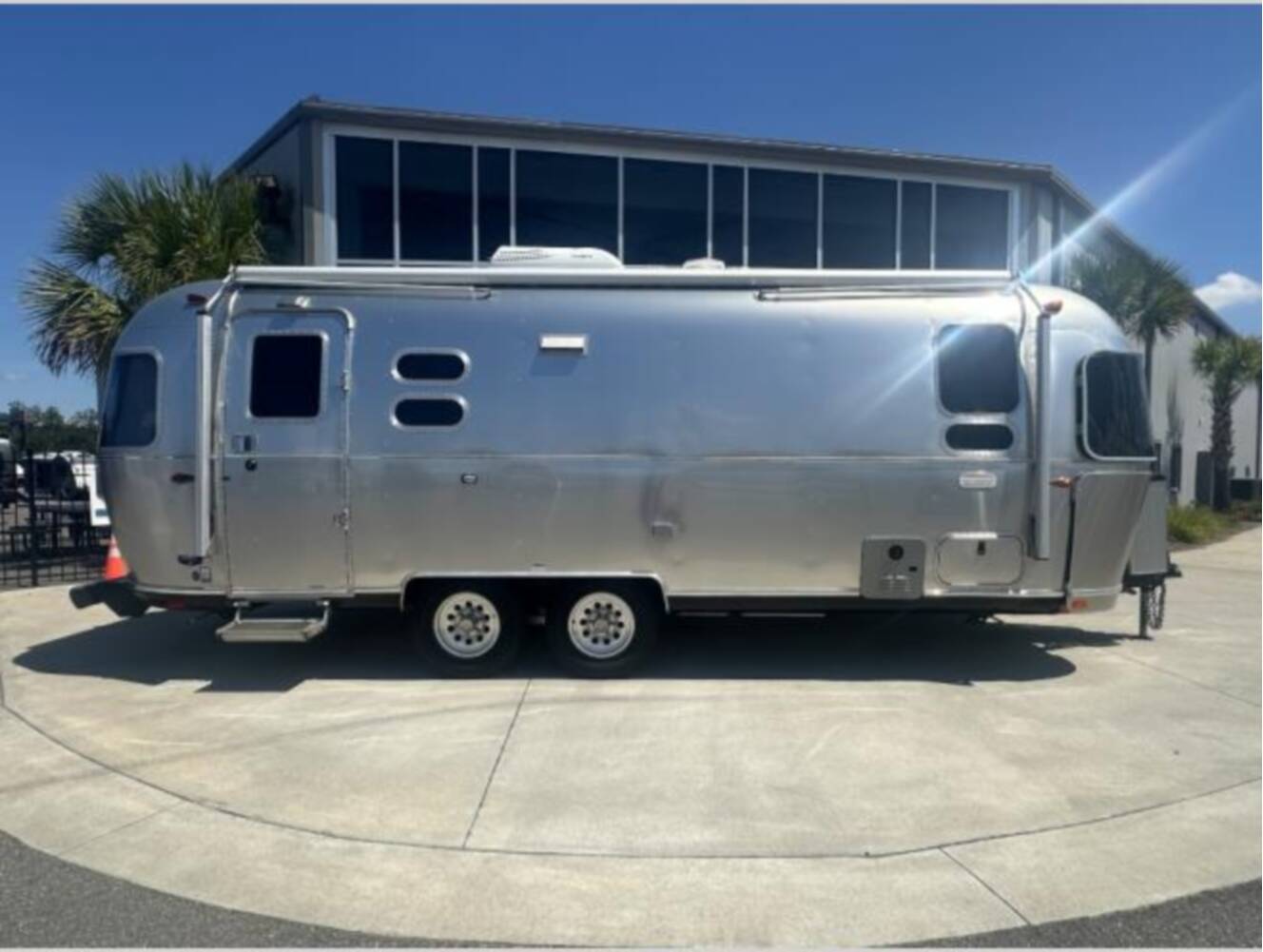 A photo of this 2023 Airstream International 25FB Twin