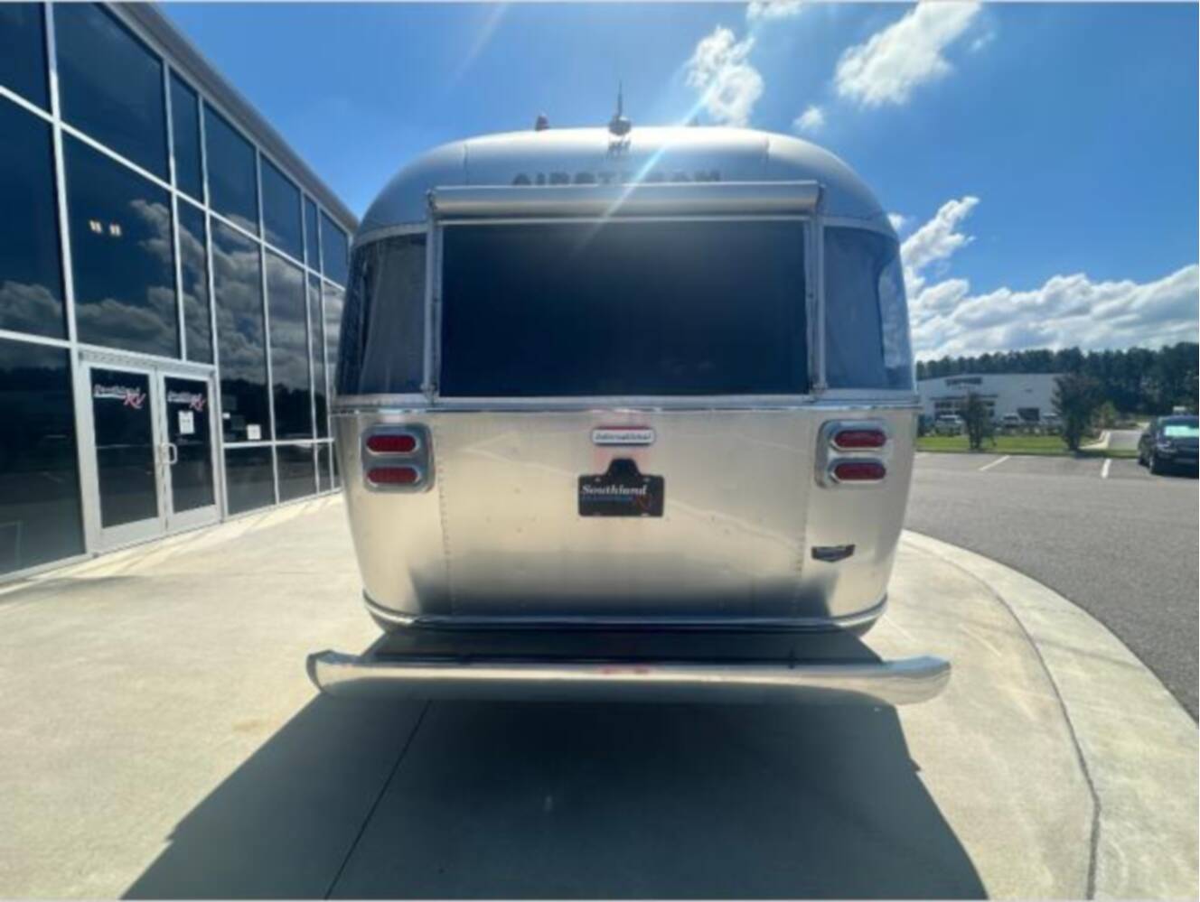 A photo of this 2023 Airstream International 25FB Twin