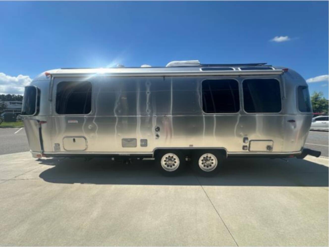 A photo of this 2023 Airstream International 25FB Twin