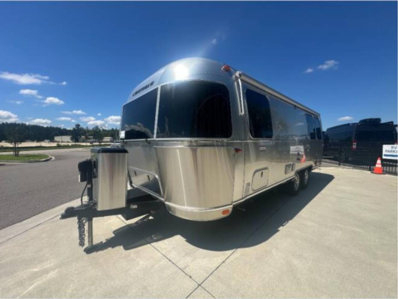 A photo of this 2023 Airstream International 25FB Twin