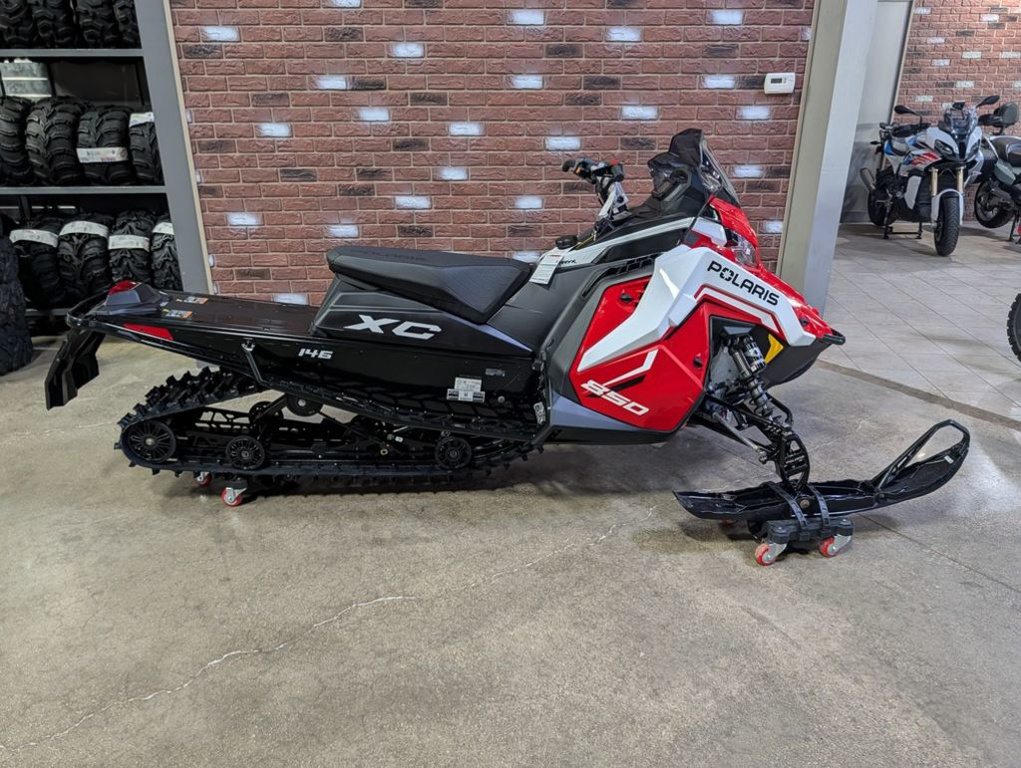 2027 Polaris  850 Switchback XC 146 1.35 Indy Red / White Lightning / 850 146 1.35 in dimondale MI