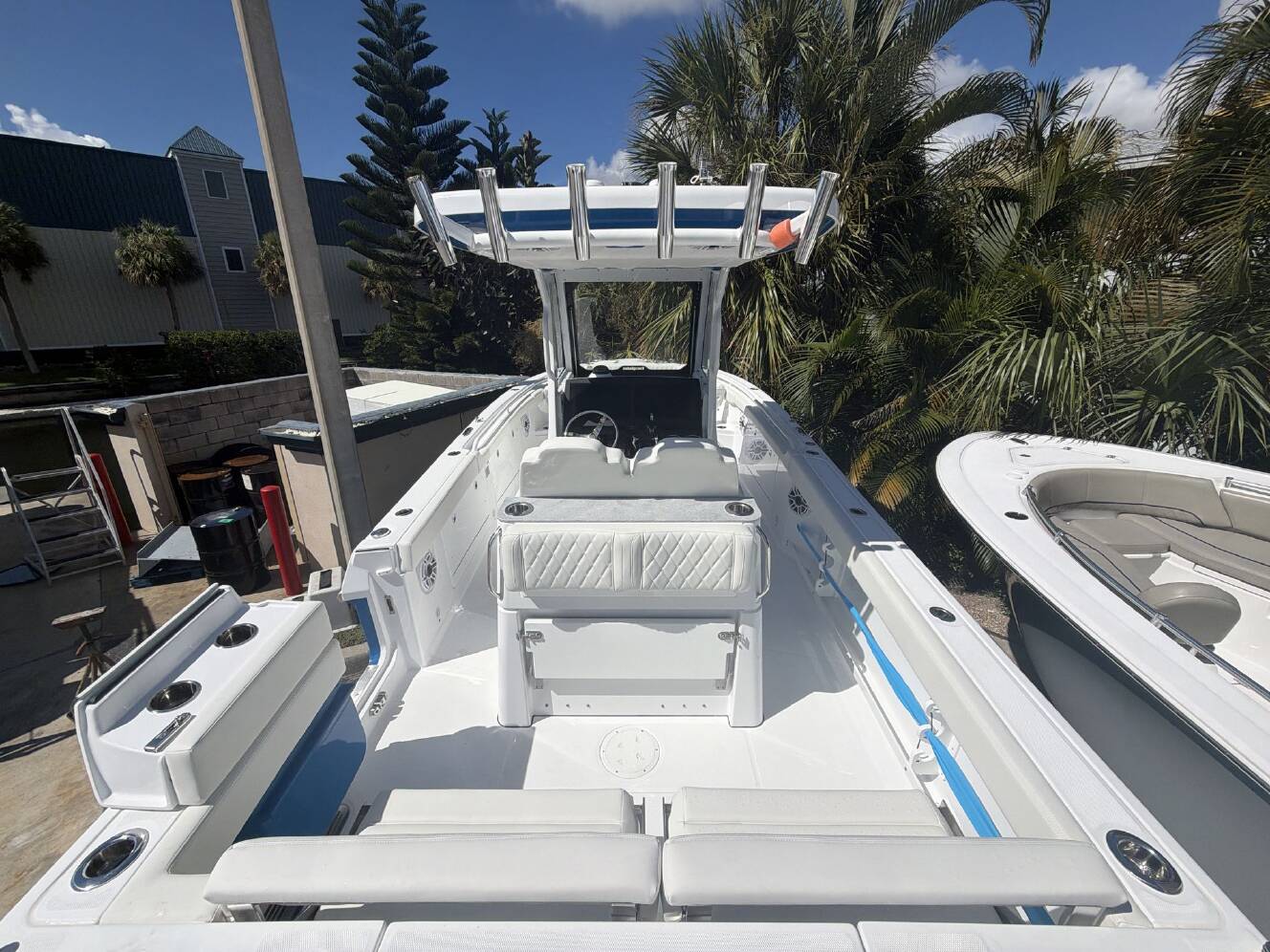 A photo of this 2027 Everglades 285 CC