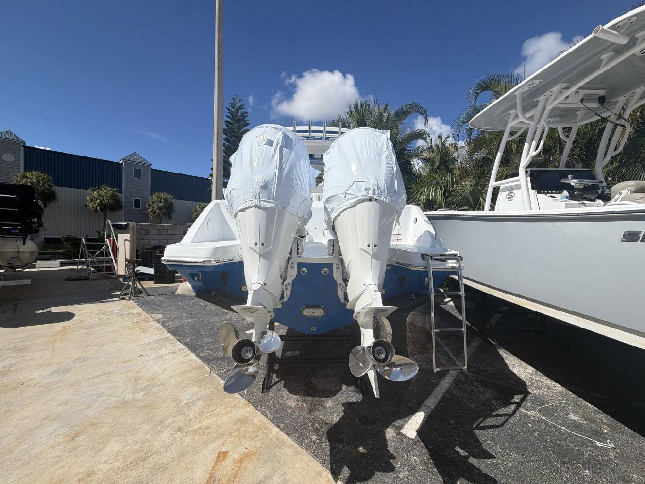 A photo of this 2027 Everglades 285 CC