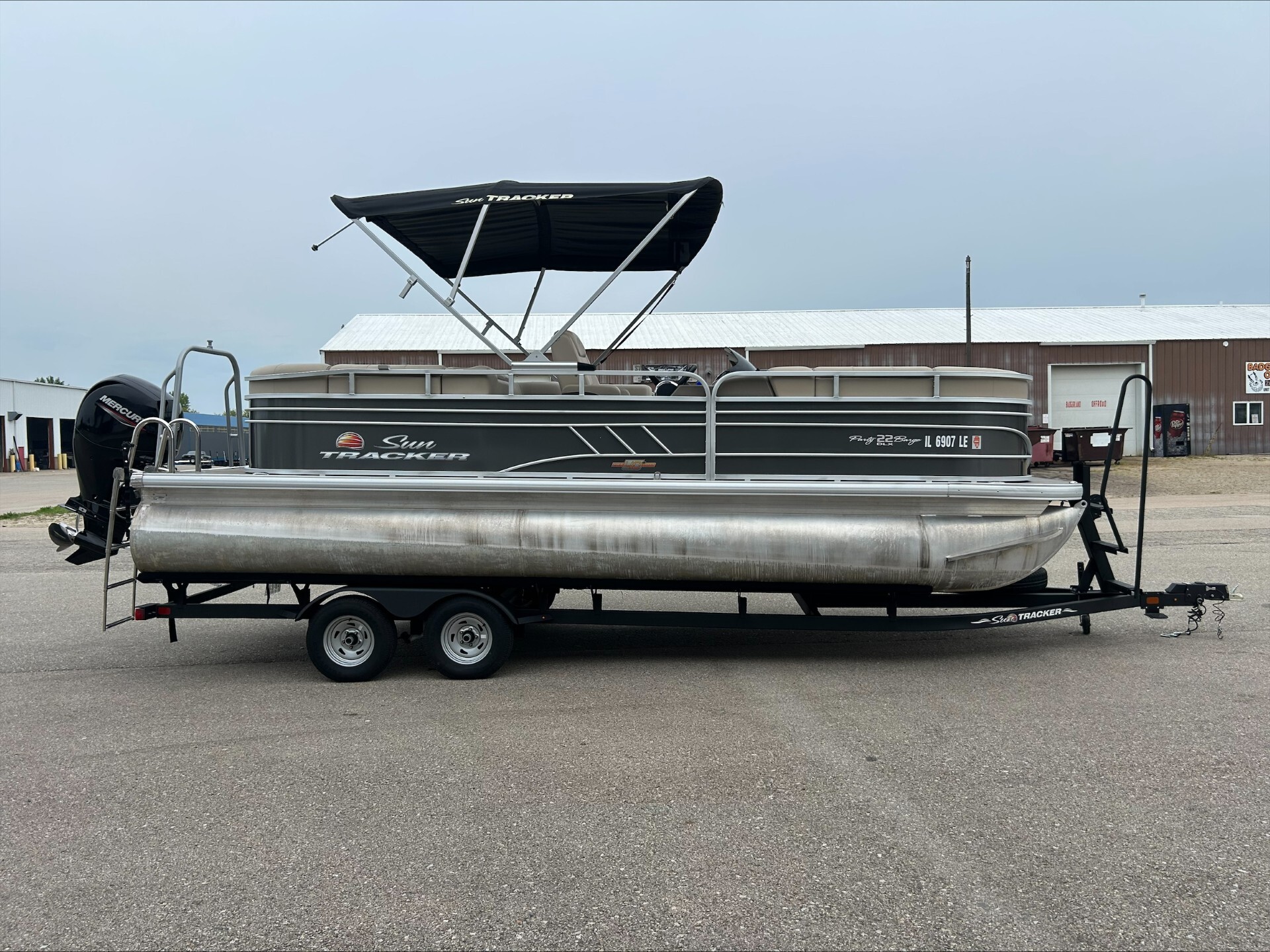 2023 Suntracker Party Barge 22 RF 22 RF XP3 in elkhorn WI