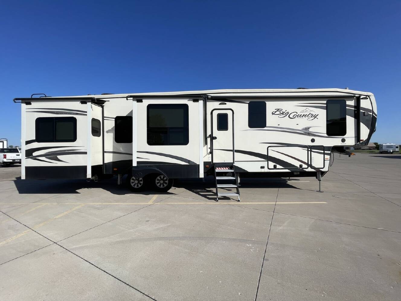 A photo of this 2018 Heartland BIG COUNTRY 4010RD