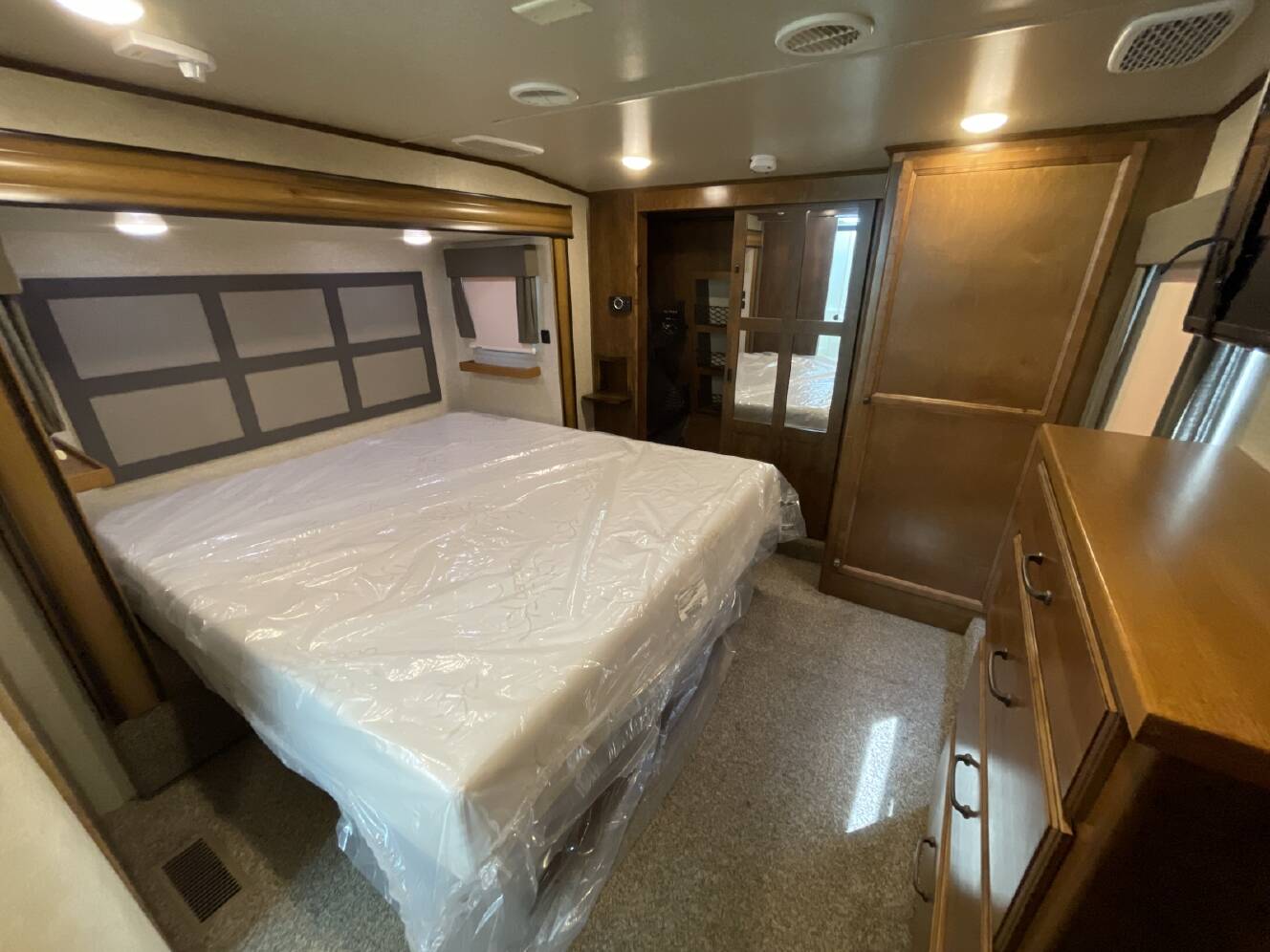 A photo of this 2018 Heartland BIG COUNTRY 4010RD