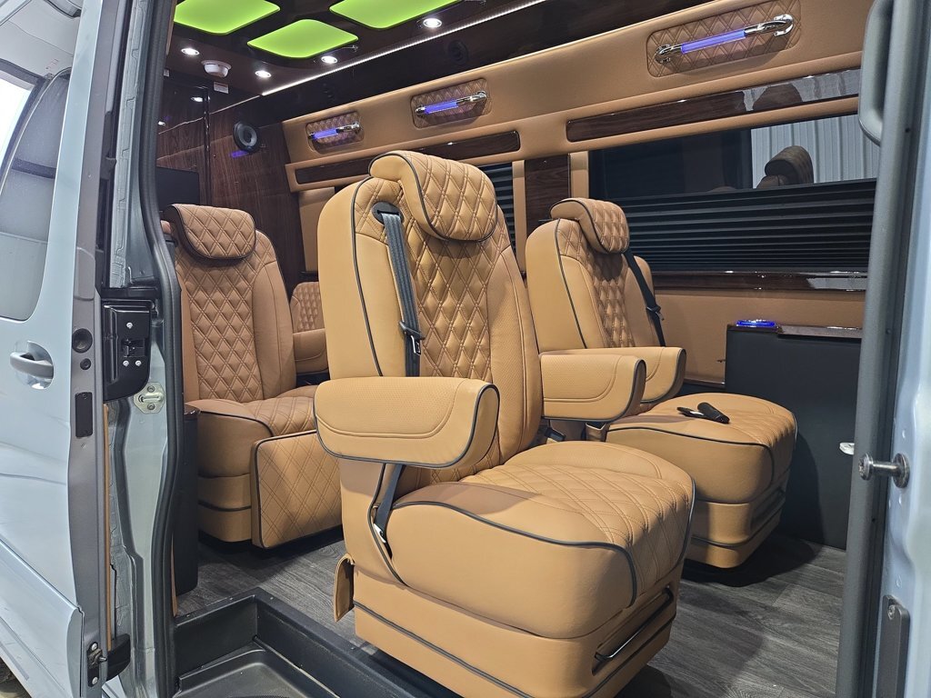 2027 Ultimate Toys COACH 170 STD in loveland OH