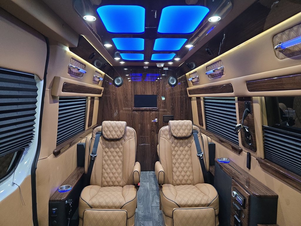 2027 Ultimate Toys COACH 170 STD in loveland OH