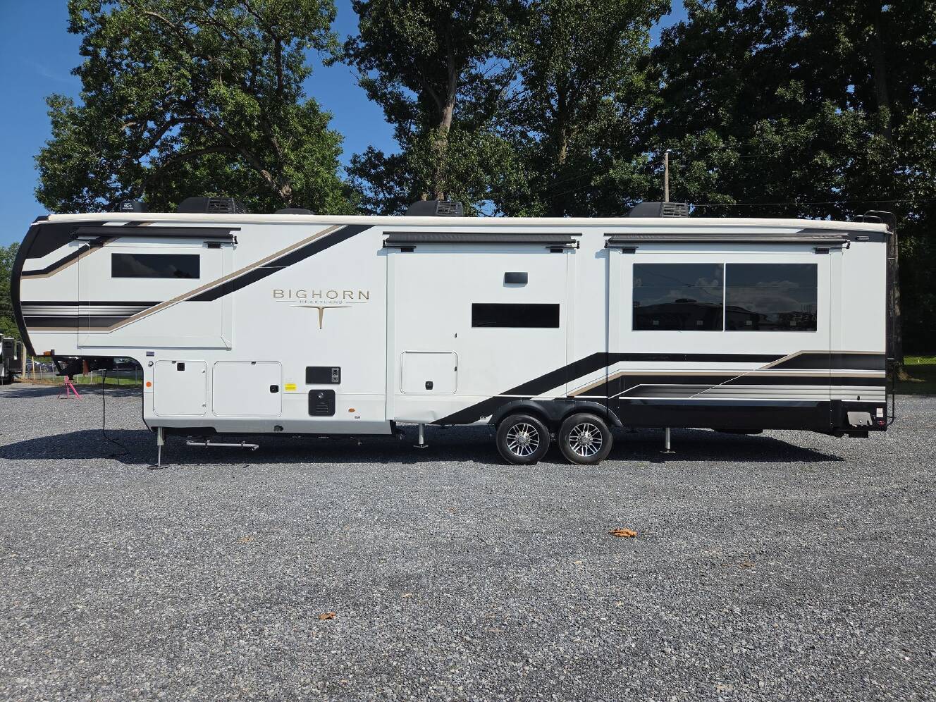 A photo of this 2026 Heartland Bighorn 38RE