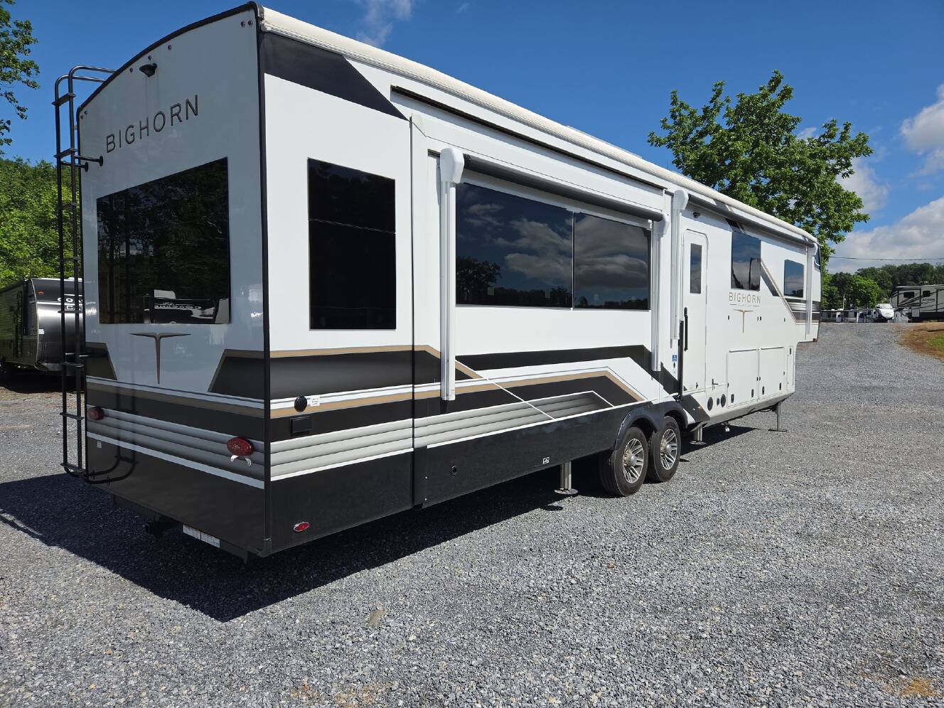 A photo of this 2026 Heartland Bighorn 37MD