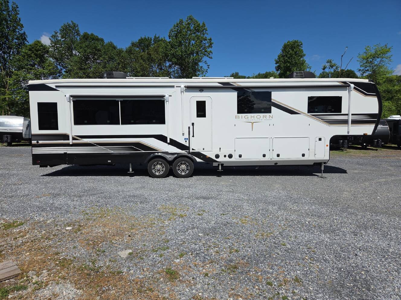 A photo of this 2026 Heartland Bighorn 37MD