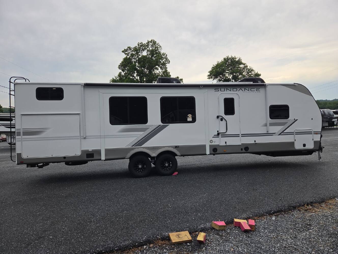 A photo of this 2027 Heartland Sundance Ultra-Lite 31BROK