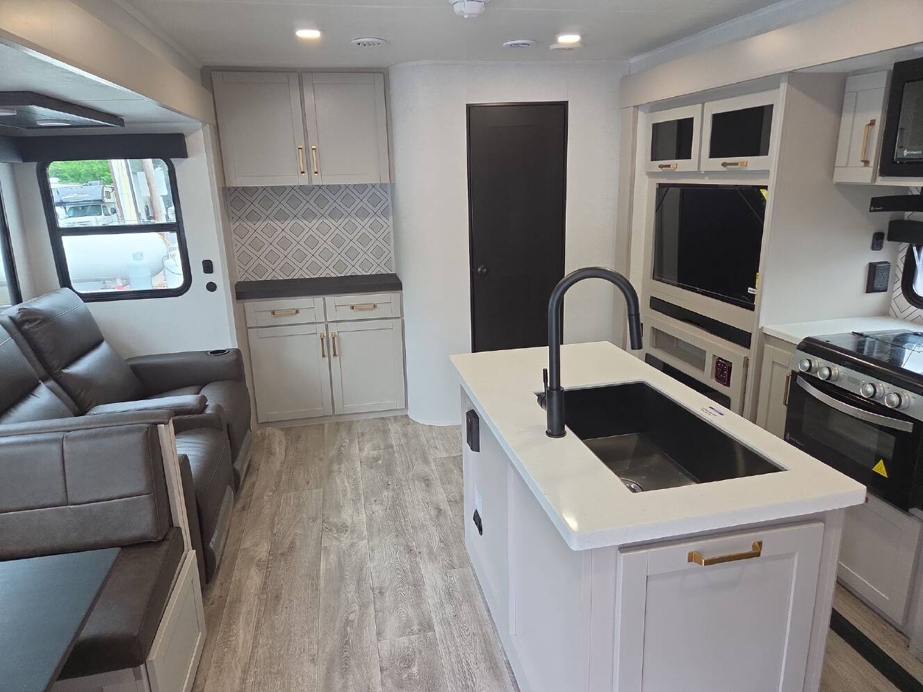 A photo of this 2027 Heartland Sundance Ultra-Lite 31BROK