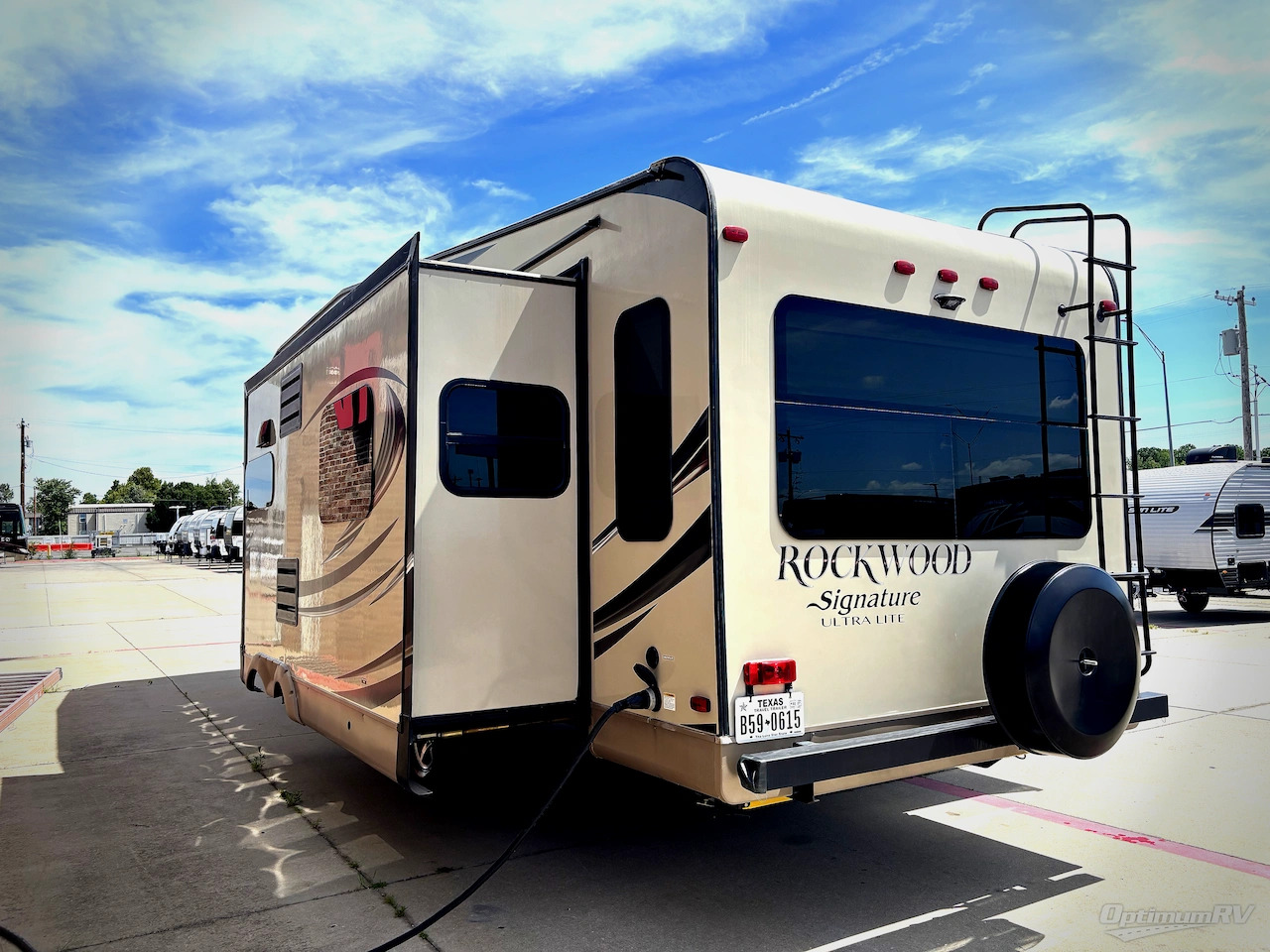 2015 Forest River Rockwood Signature Ultra Lite 8289WS in moore OK