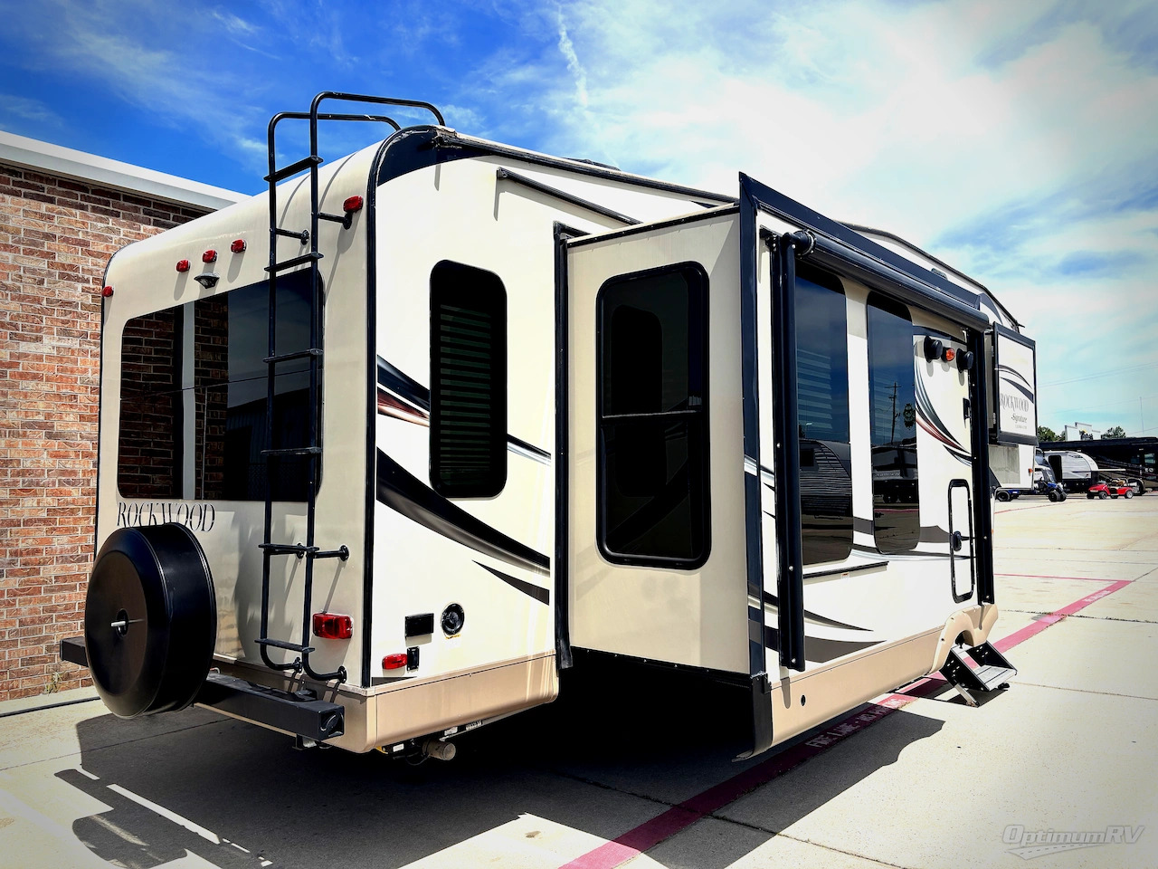 2015 Forest River Rockwood Signature Ultra Lite 8289WS in moore OK