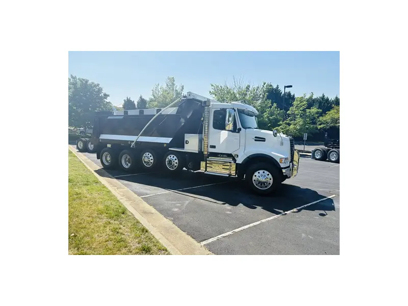 2021 VOLVO VHD64F300