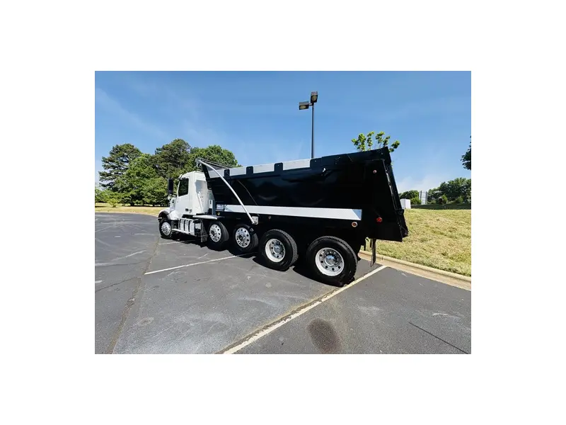 2021 VOLVO VHD64F300