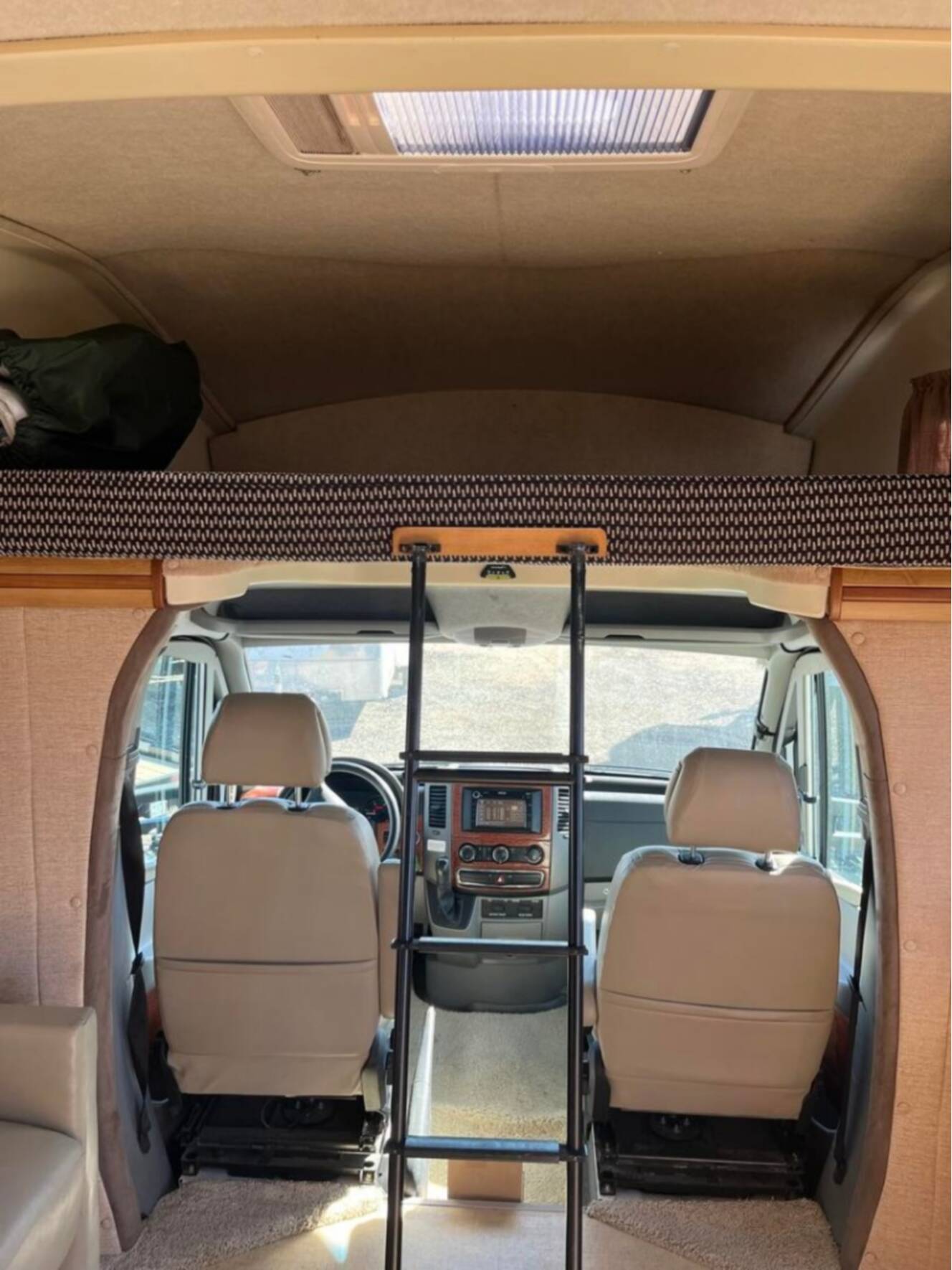 A photo of this 2010 Itasca Navion 24A