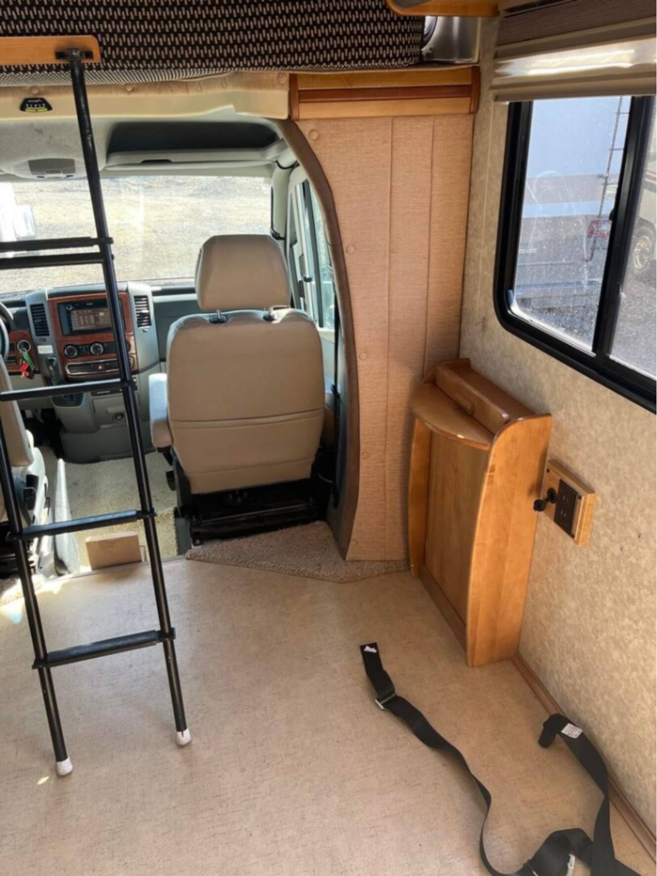 A photo of this 2010 Itasca Navion 24A
