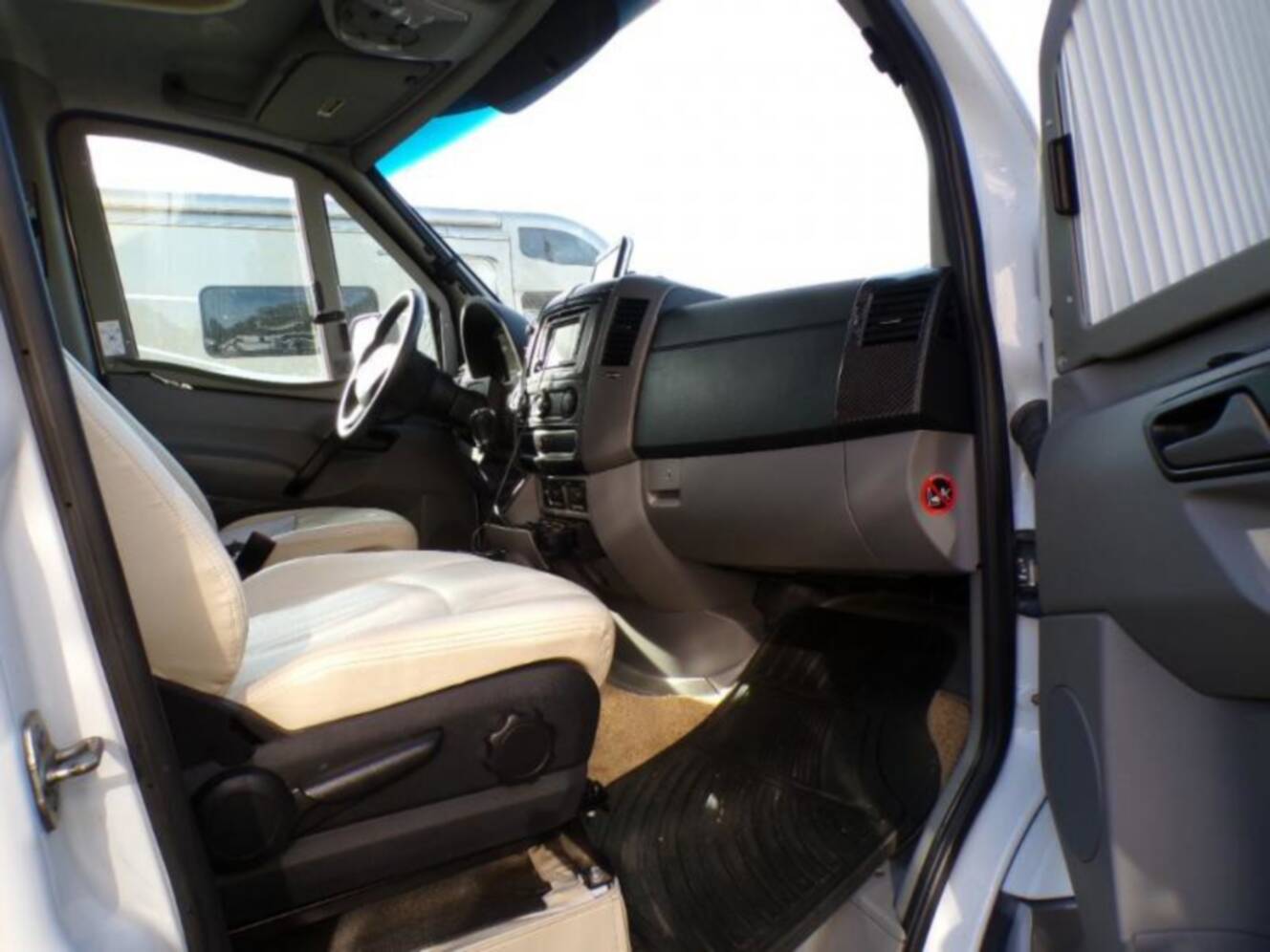A photo of this 2015 Itasca Navion 24J