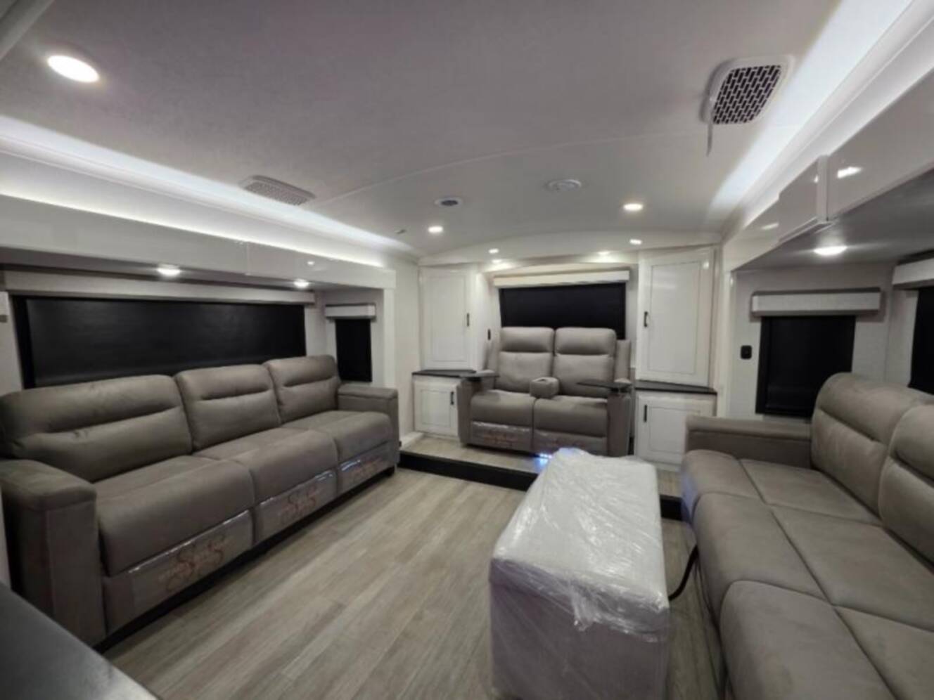 A photo of this 2026 Jayco Pinnacle 39FLOK