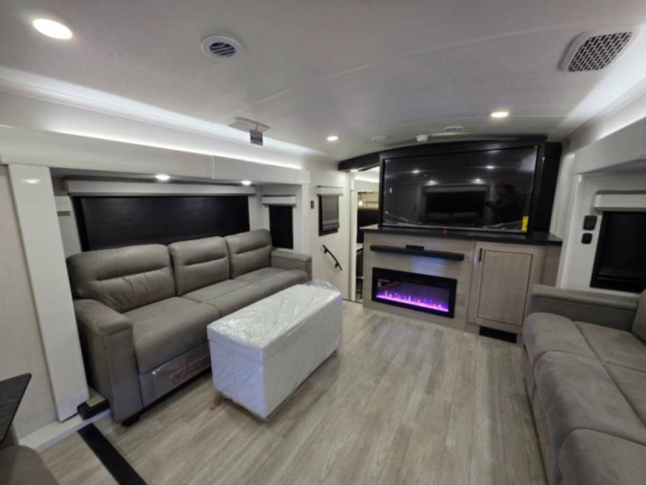 A photo of this 2026 Jayco Pinnacle 39FLOK