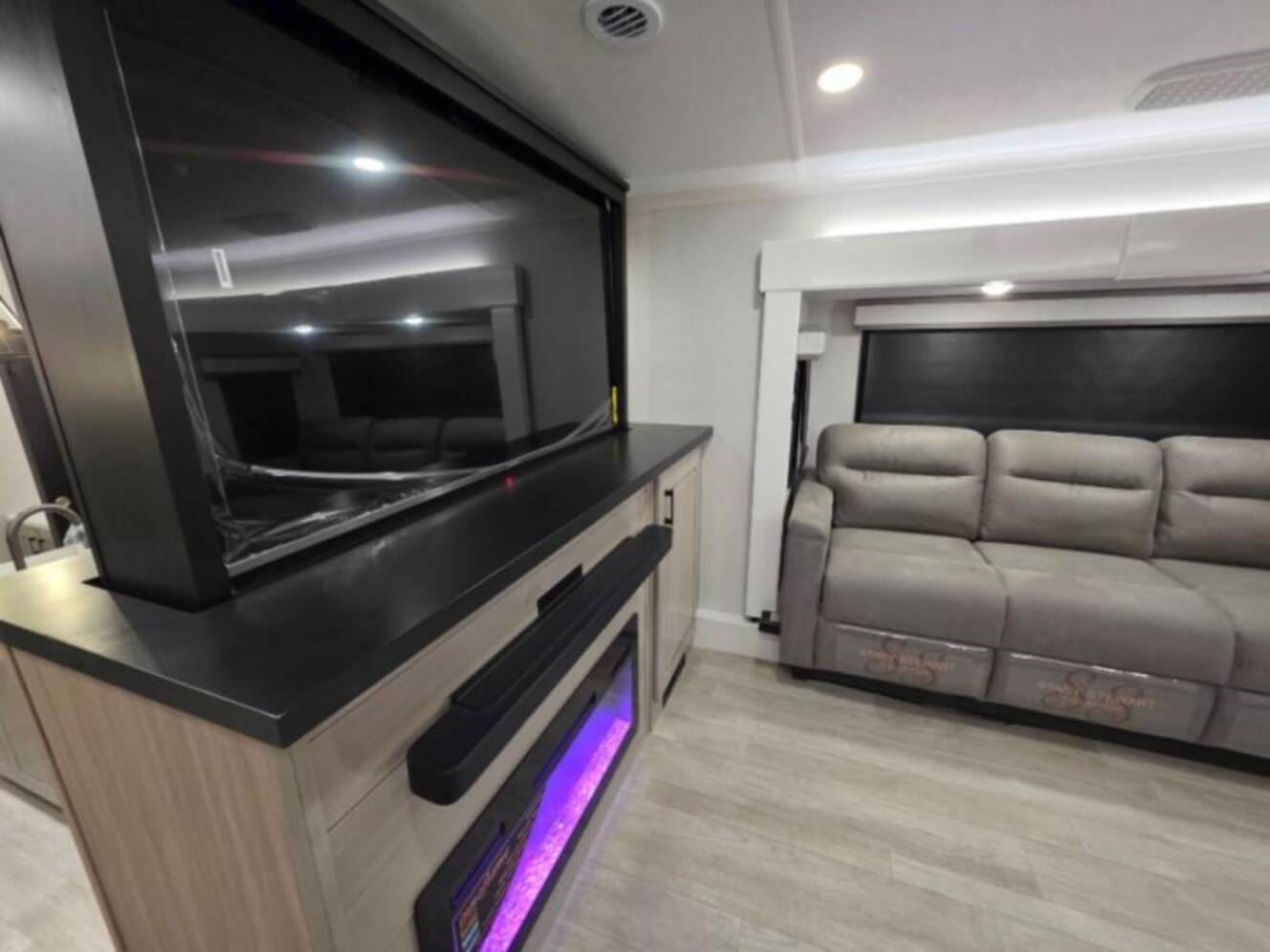 A photo of this 2026 Jayco Pinnacle 39FLOK