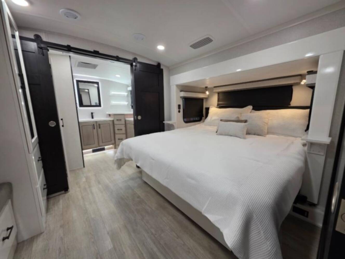 A photo of this 2026 Jayco Pinnacle 39FLOK